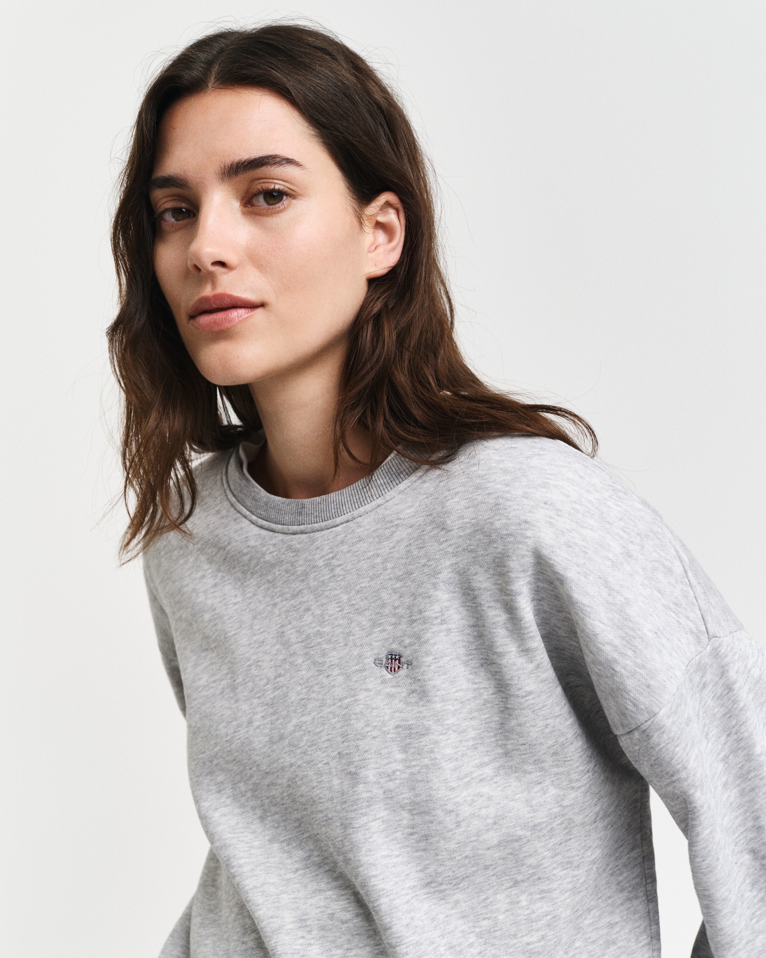 Gant Sweatshirt »SHIELD C-NECK SWEAT«, Grafische GANT-Stickerei auf der Brust
