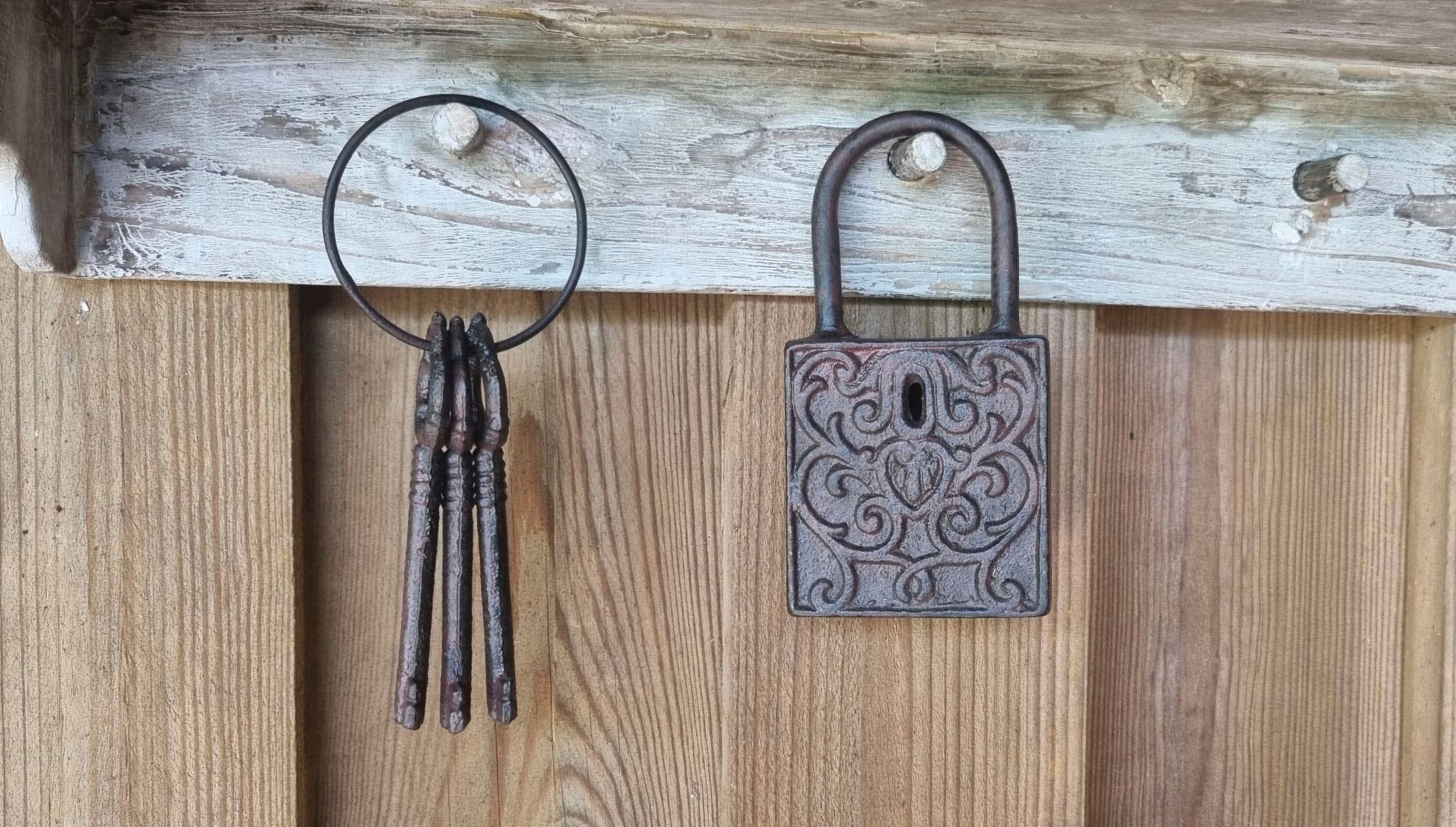 Ambiente Haus Figure de jardin »Vorhängeschloss mit Schlüssel«