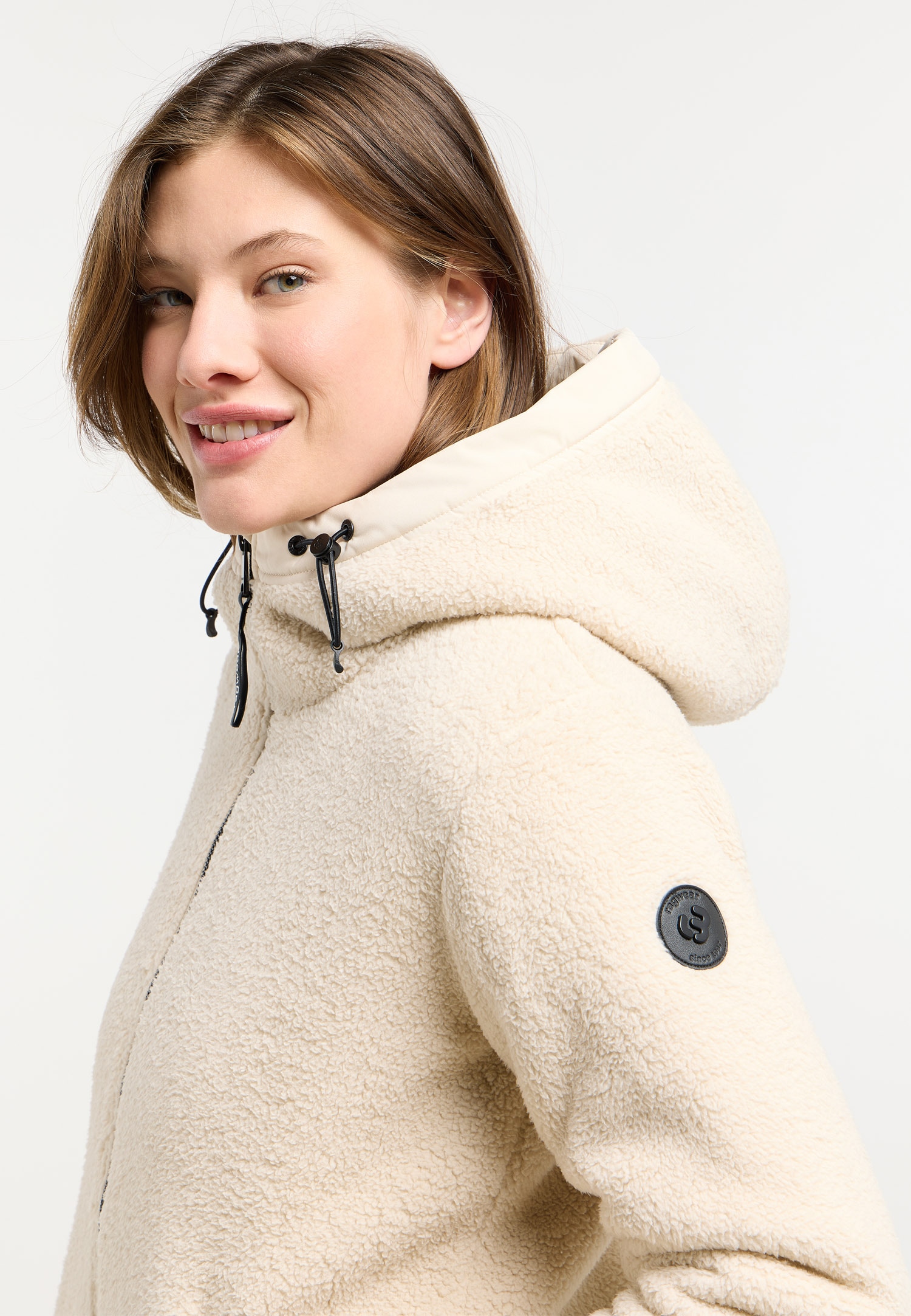 Ragwear Fleecejacke »COUSY SHORT« mit Kapuze hüftlange Länge, mit Reissverschluss, figurumspielende Passform