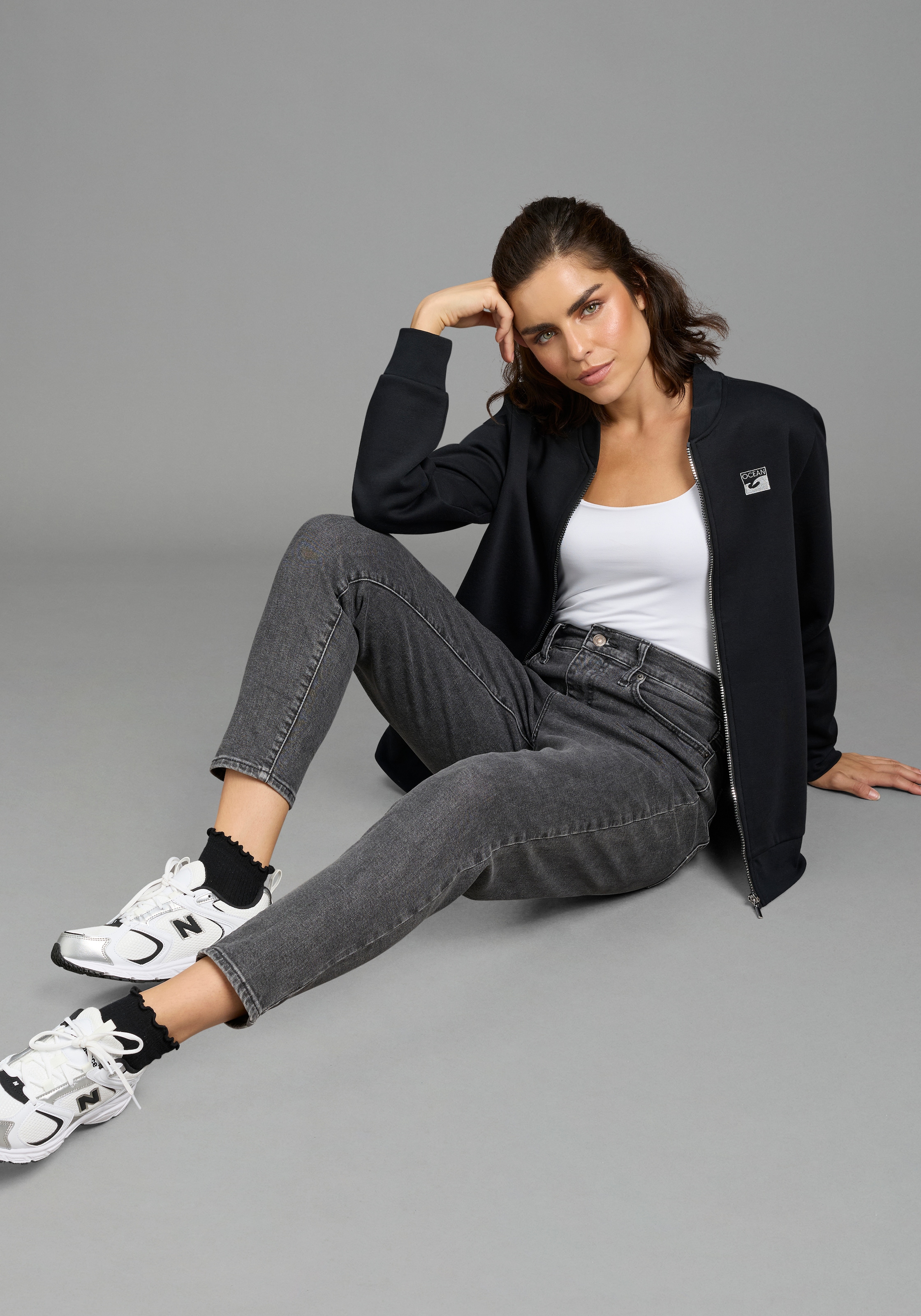 Laura Scott Sweatjacke 1 in  Blousonform aus kuscheliger Sweatware, glänzendem Reissverschluss