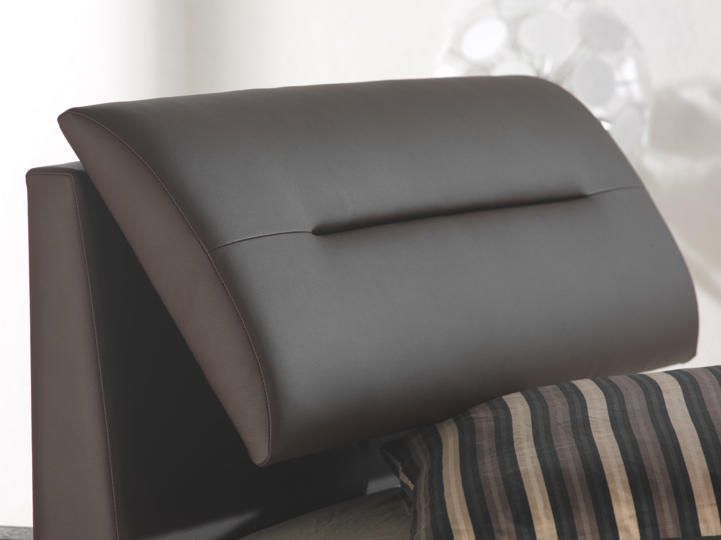 Maintal Polsterbett mit verstellbaren Kopfteil-Elementen