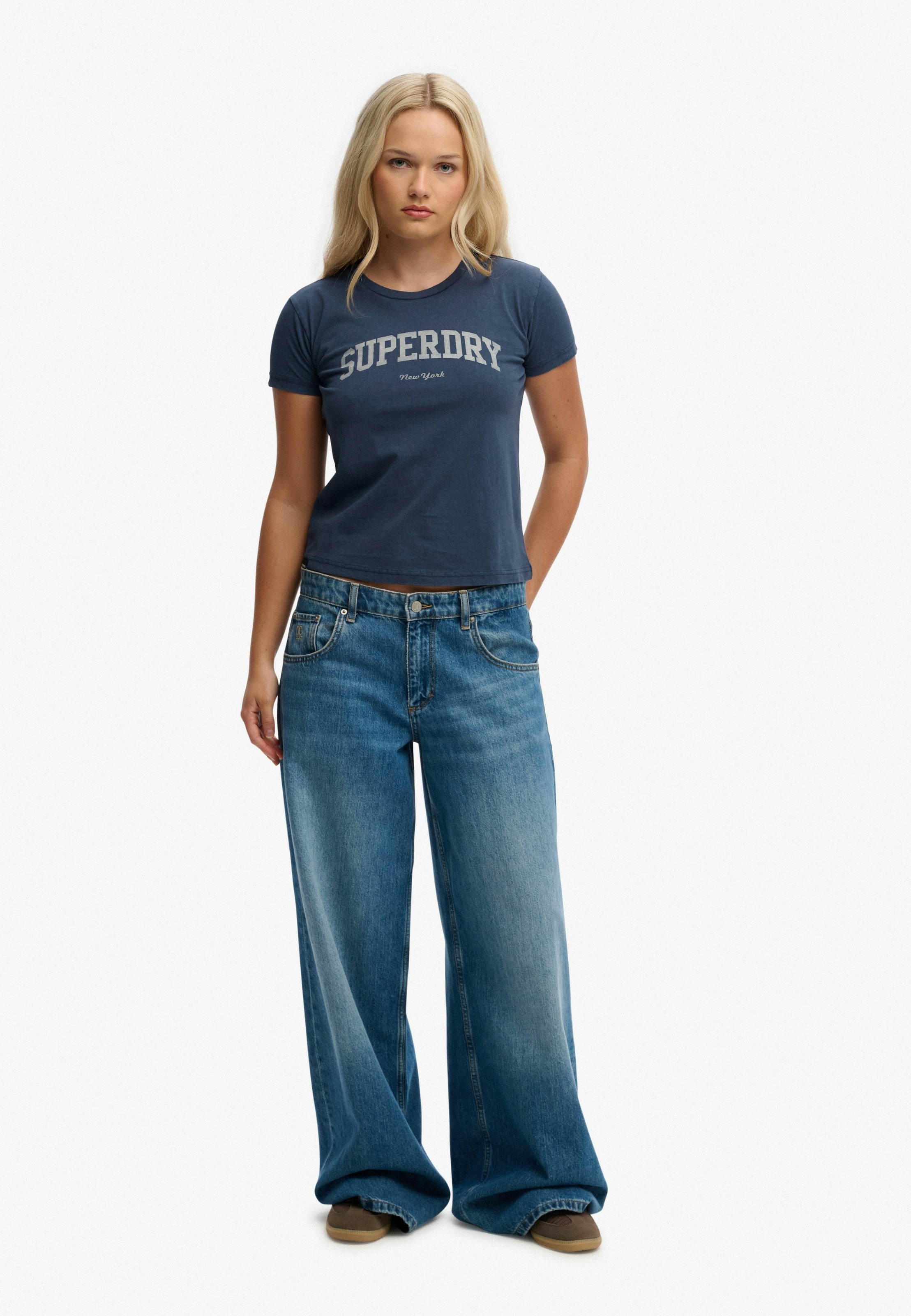 Superdry T-shirt imprimé »ATH ESS FITTED GRAPHIC TEE« en coton et jersey simple, coupe slim, col rond