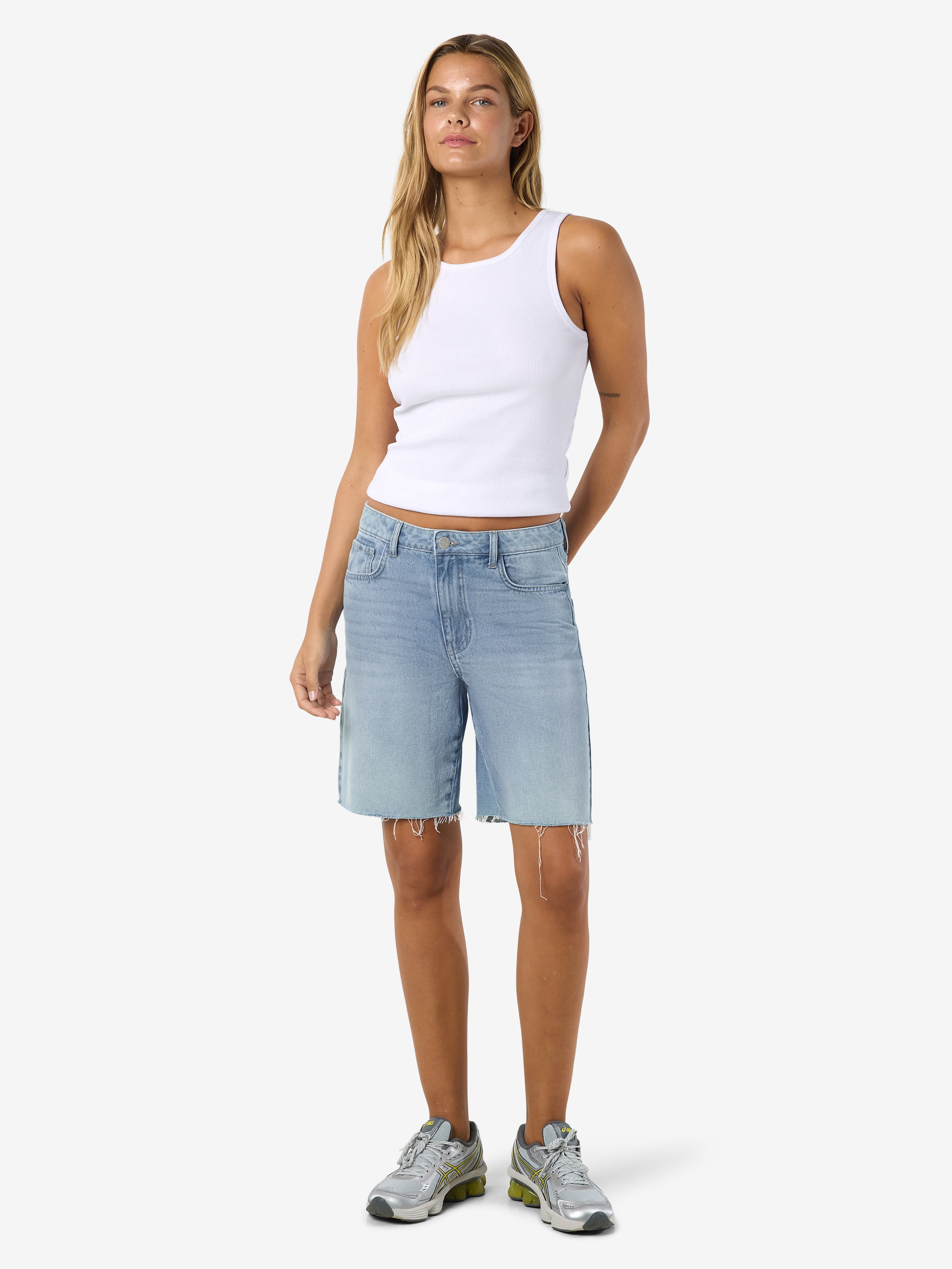 Noisy may Jeansshorts »NMHOLLA NW LOOSE SHORT AZ425LB NOOS«, modisch offene Säume
