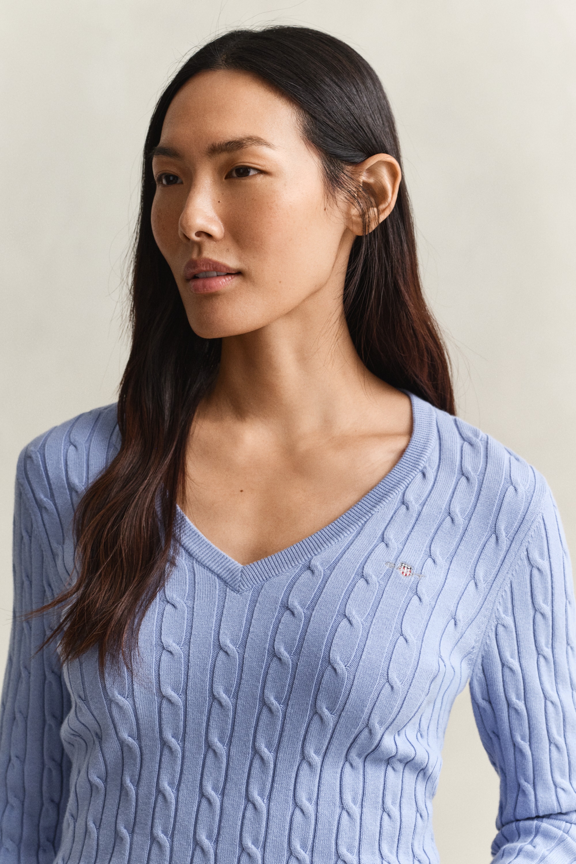 Gant Strickpullover »STRETCH COTTON CABLE V-NECK« mit Logostickerei auf der Brust