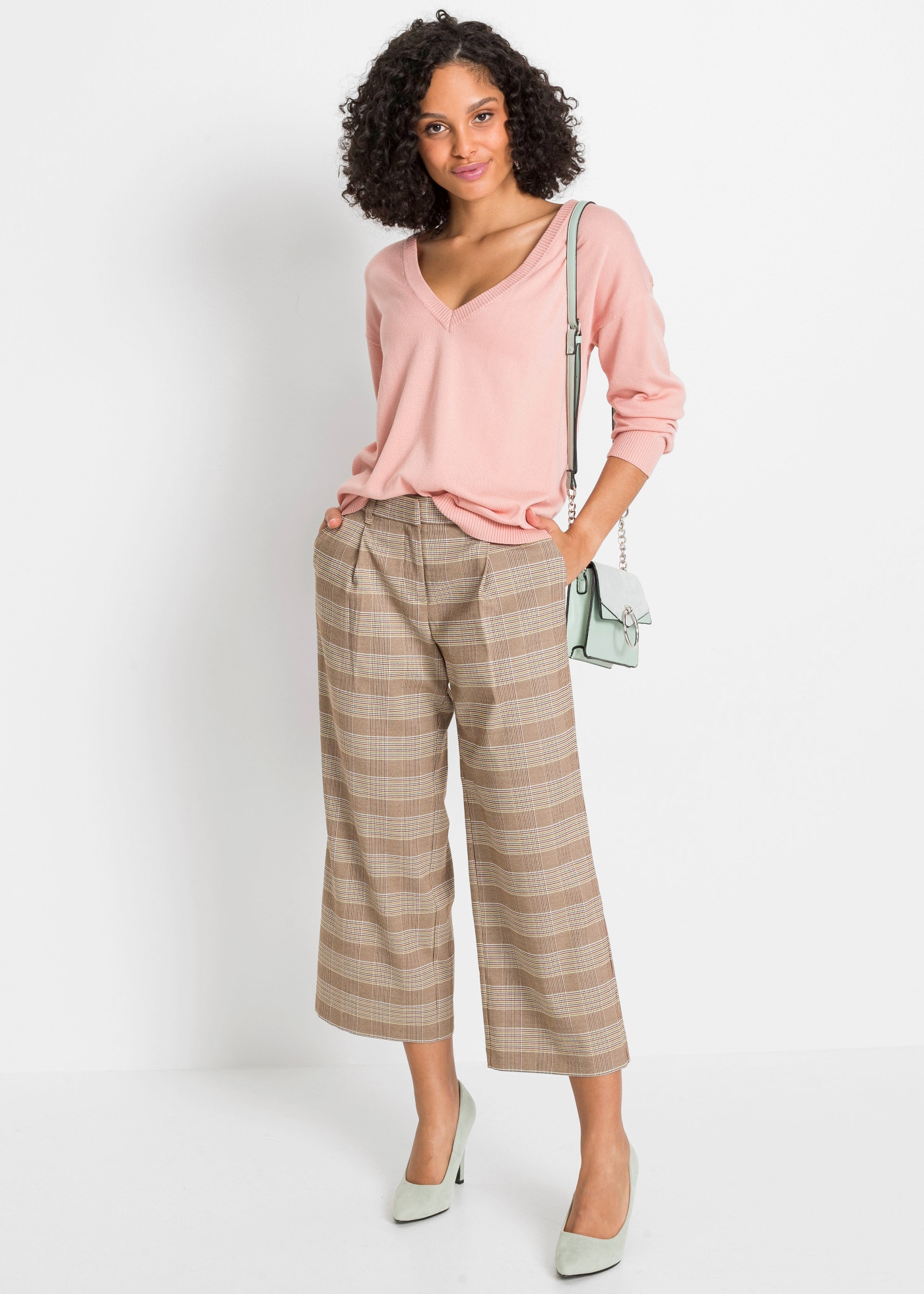 bonprix Pull en tricot matière douce et moelleuse, coupe oversize, décolleté en V