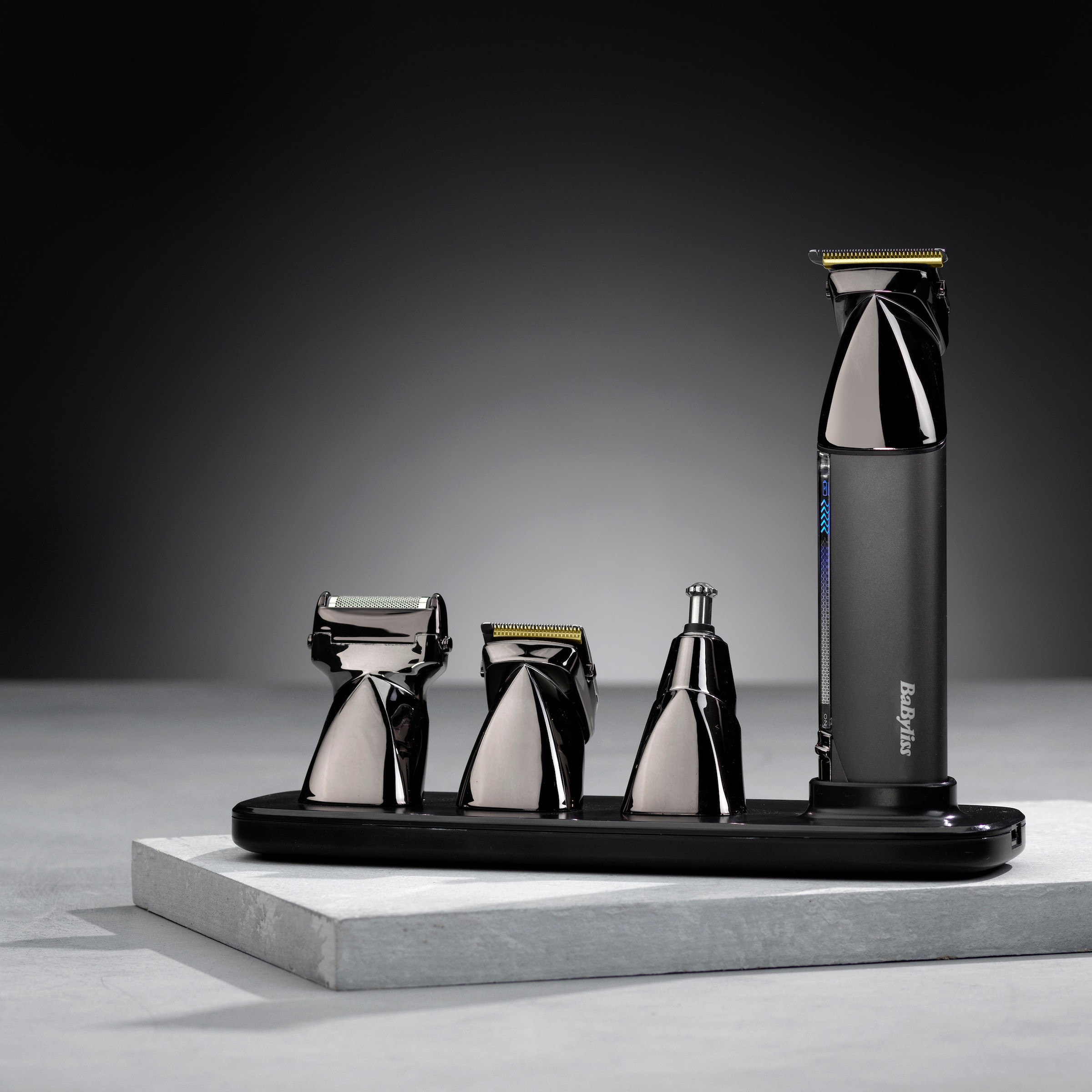 BaByliss Multifunktionstrimmer »BaByliss Super-X Metal 15-in-1 Multitrimmer für Bart & Körper, MT991E« 4 Aufsätze Titan-Klinge, 15 Aufsätze und Kammführungen, USB-Ladestation, kabellos