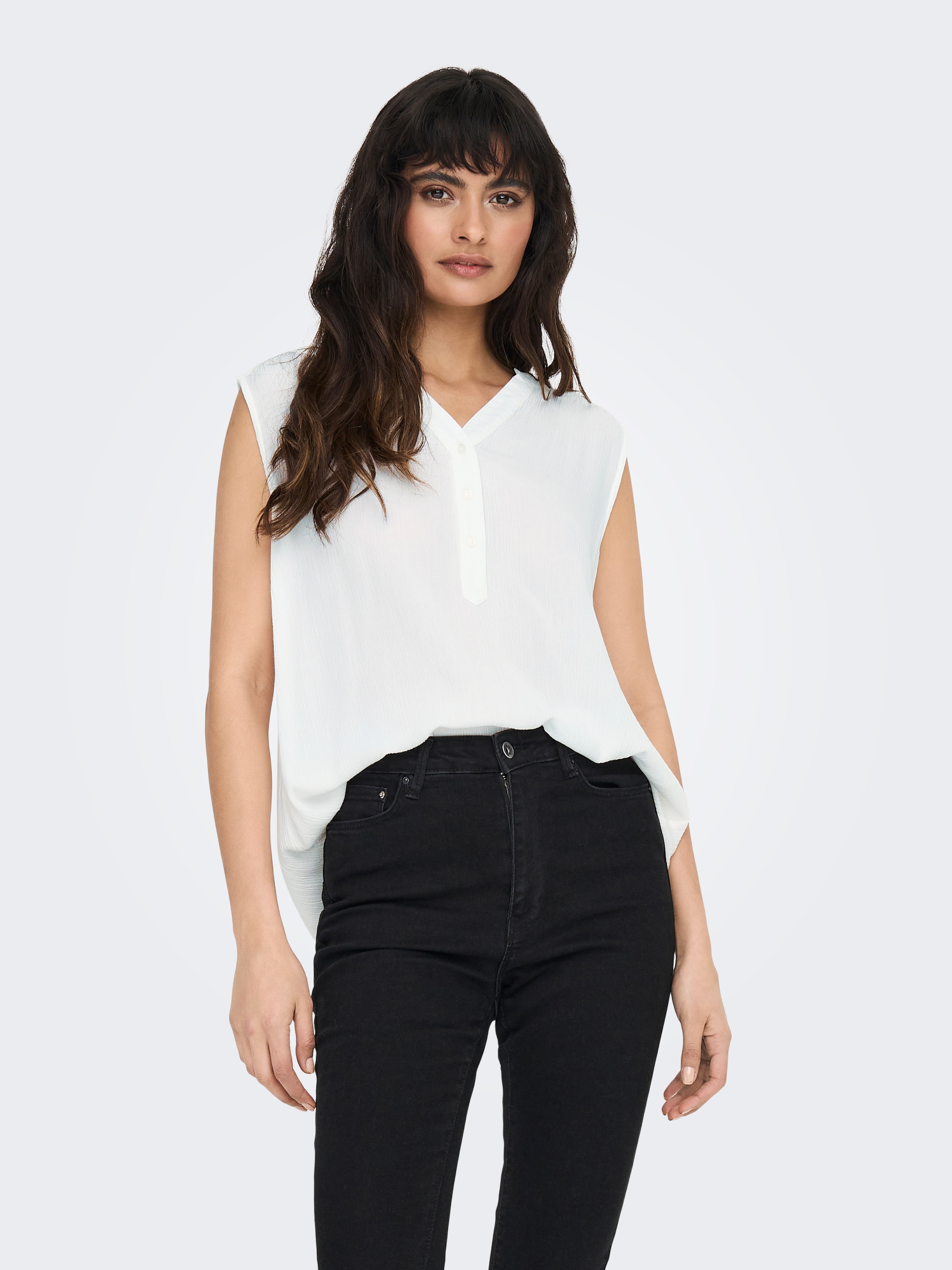 ONLY Top chemisier »ONLJETTE – Blusentop mit V-Ausschnitt und Knopfleiste« coupe régulière, tendance, tissé, viscose, col en V