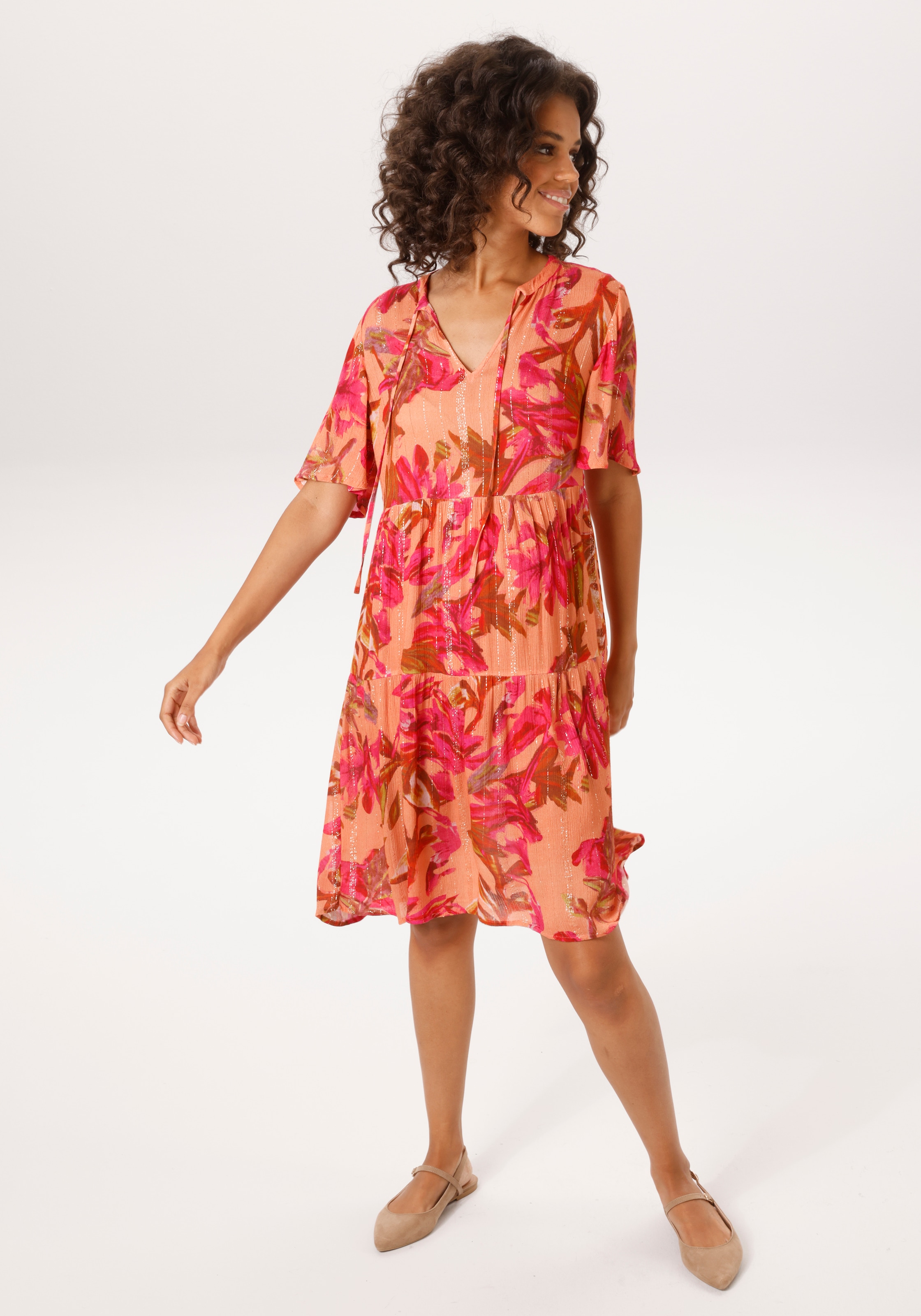 Aniston CASUAL Sommerkleid mit fantasievollen Blumendruck und Glitzerfäden - NEUE KOLLEKTION