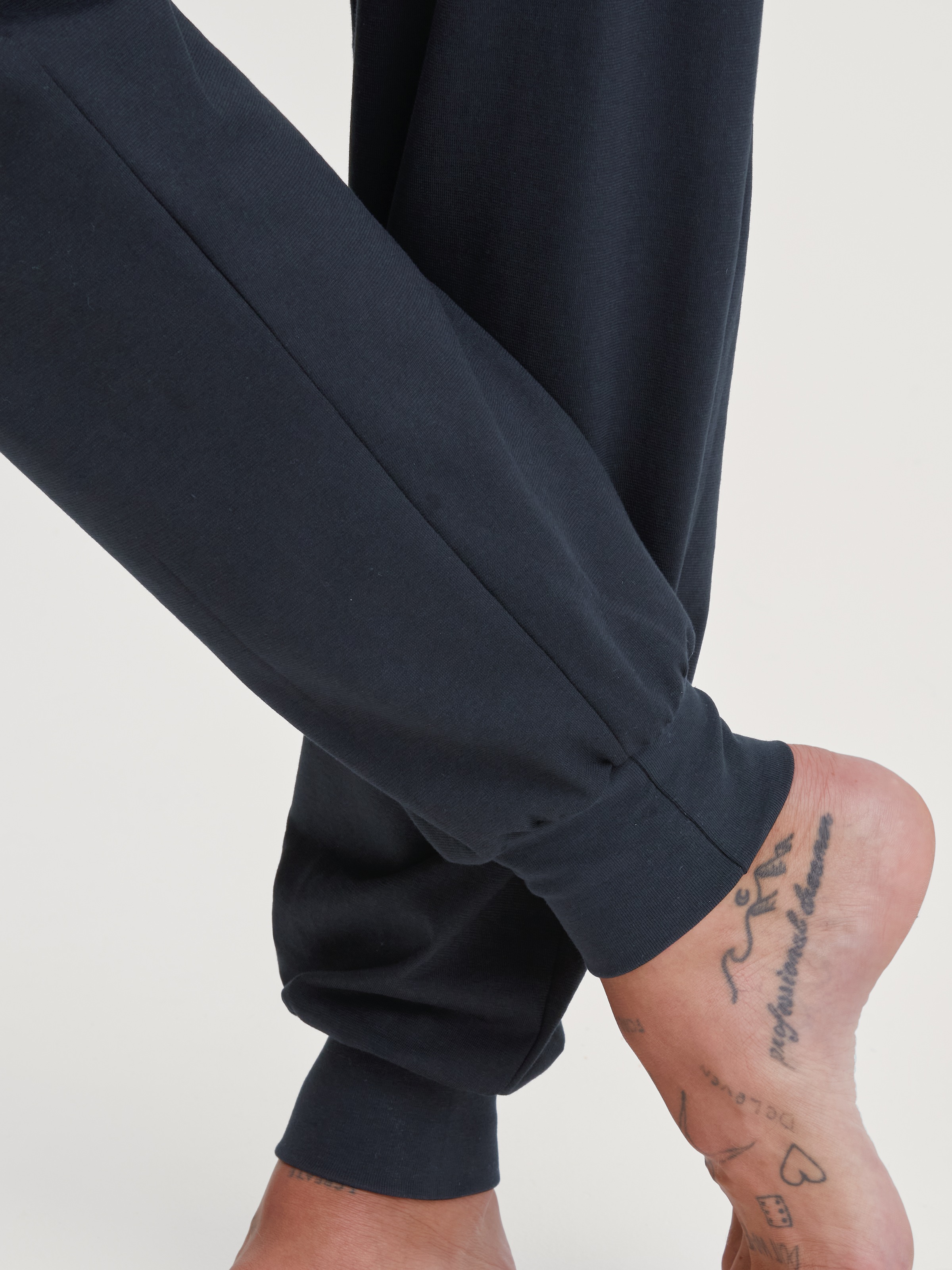 CALIDA Schlafanzug »Relax Imprint 3« 2 tlg. Gemustertes Oberteil mit V-Ausschnitt