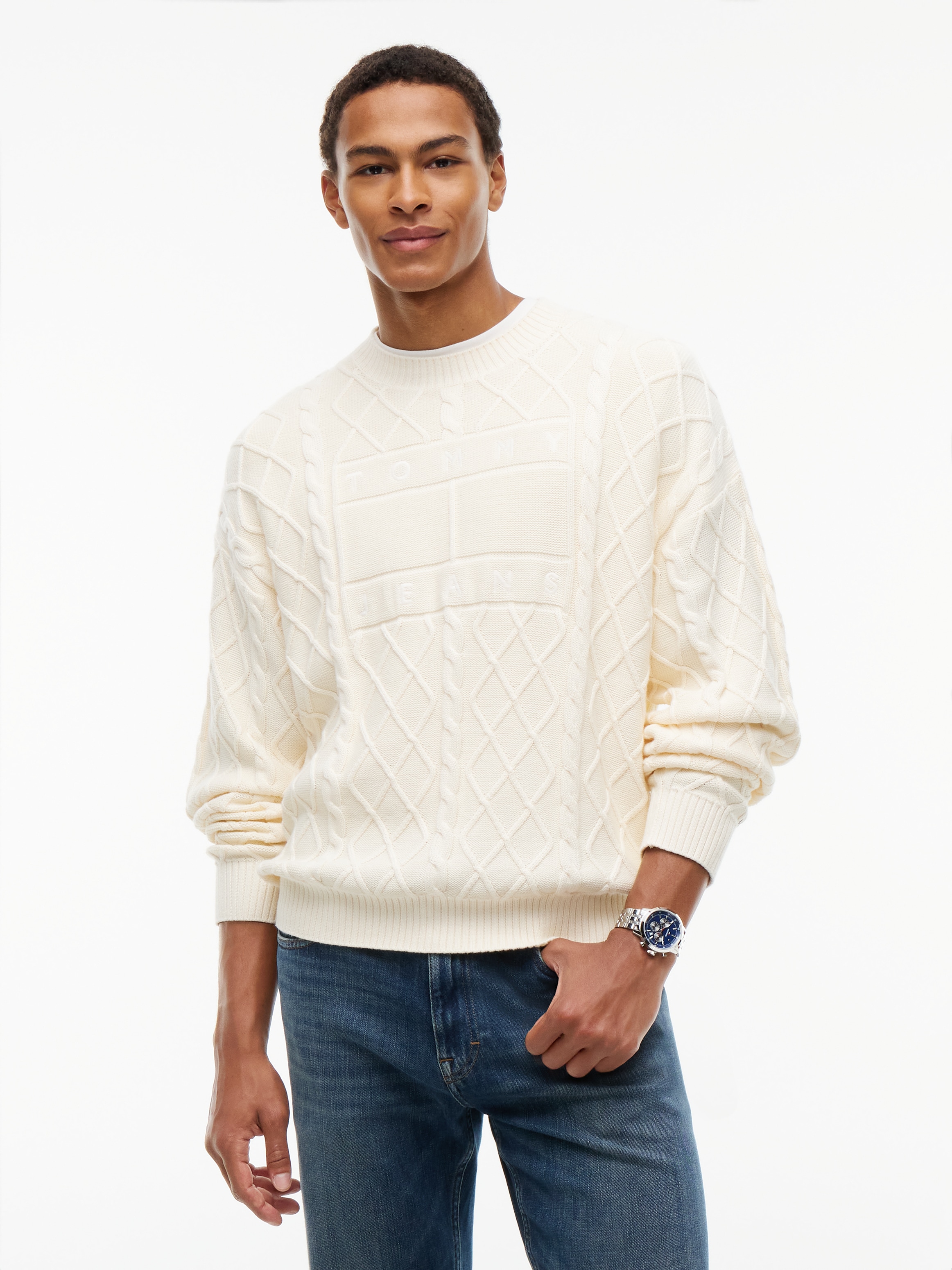 Tommy Jeans Pull à col rond »TJM RELAXED FLAG CABLE SWEATER« avec motif losange et torsades