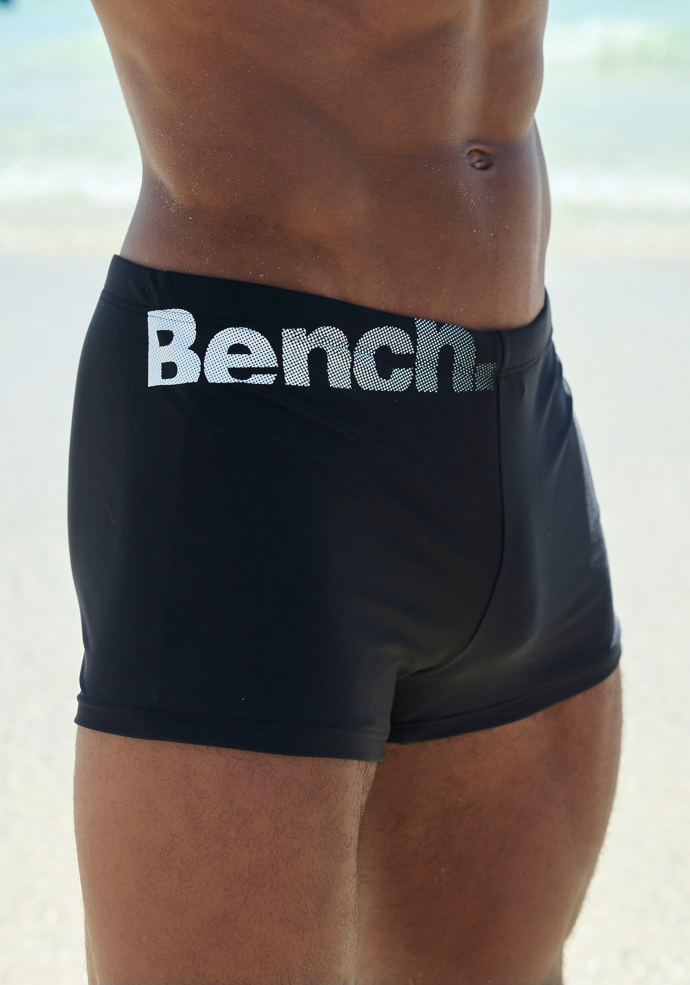 Bench. Boxer-Badehose mit Bench-Schriftzug
