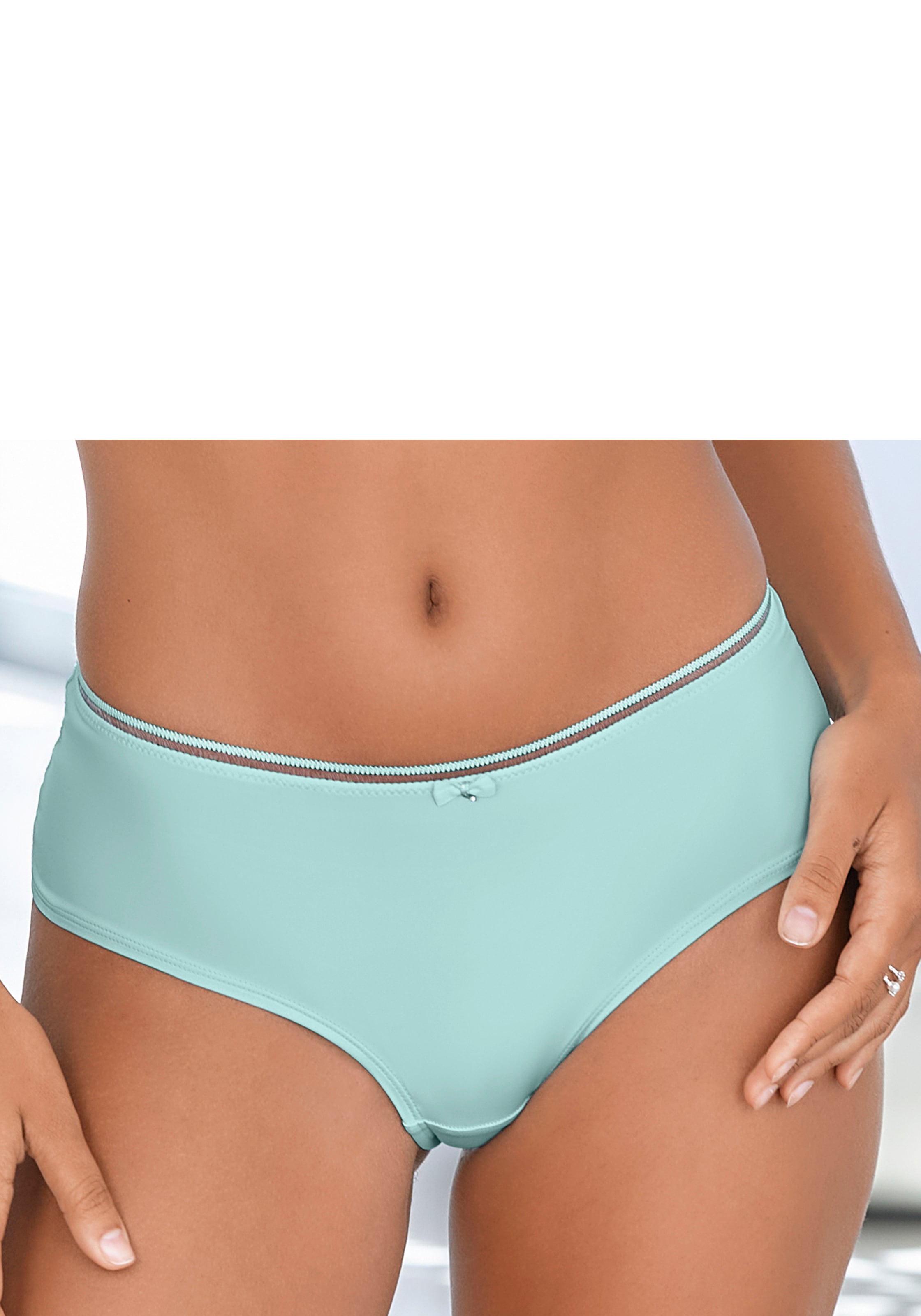 LASCANA Panty »Tiziana« avec bordure décorative à la mode et jolis accessoires