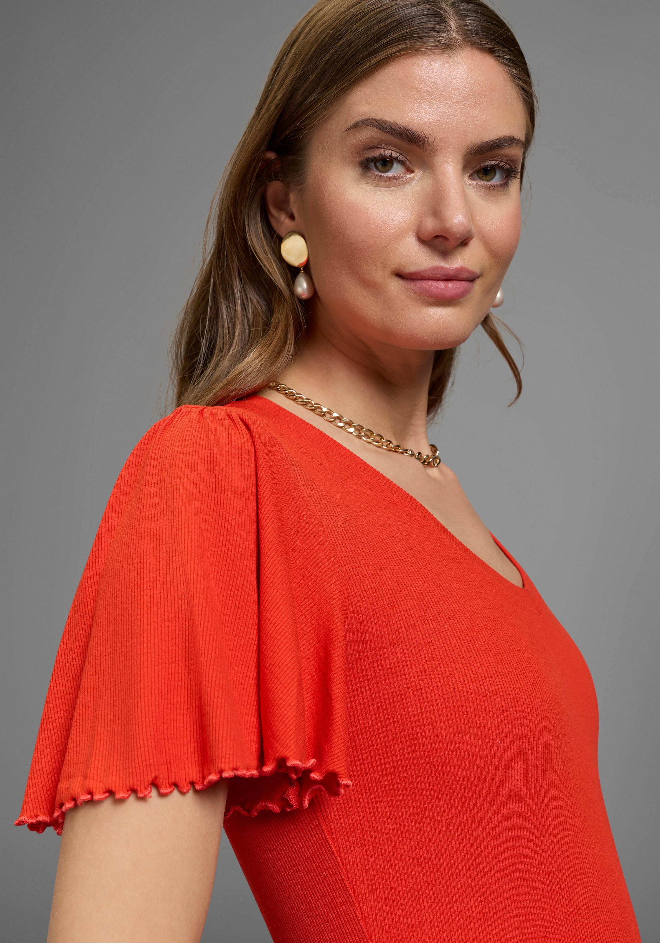 Laura Scott T-shirt en V mit Flügelärmeln, sehr figurbetonte Passform, Rippstruktur