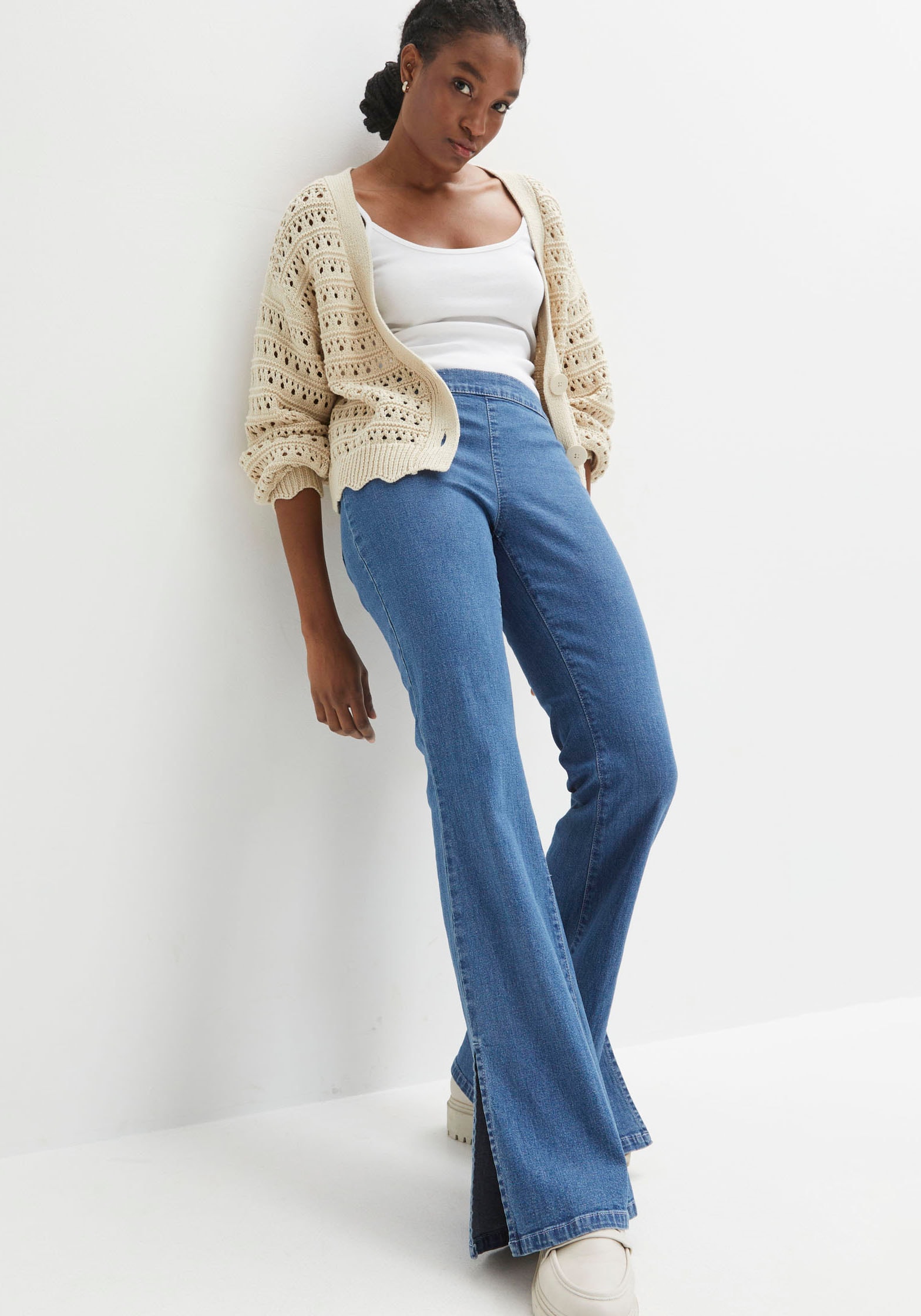 bonprix Veste en tricot ajouré Oversize-Passform, mit Lochstrickmuster, im Casual Stil