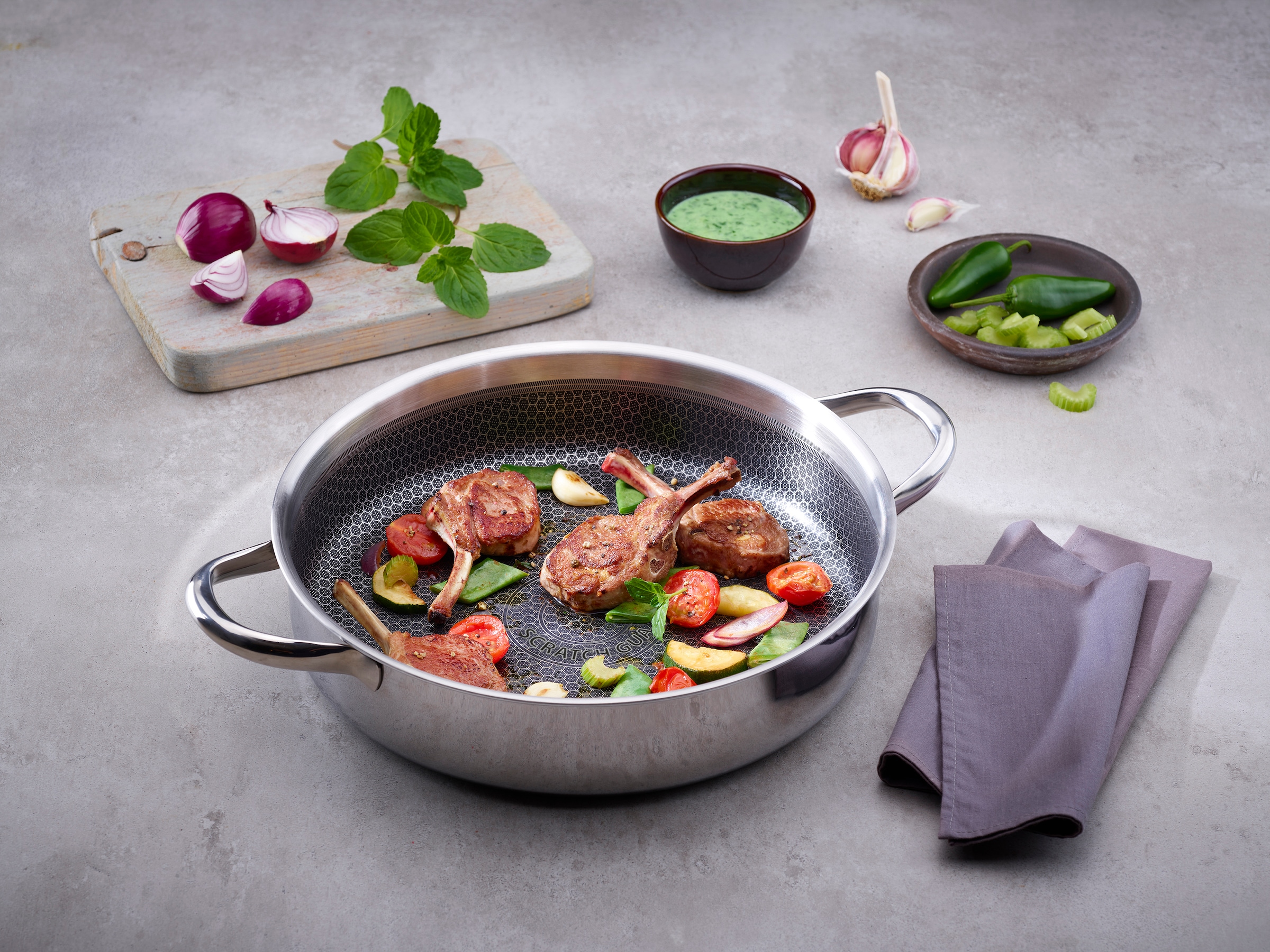 Elo Premium Servierpfanne »Relief Evolution Servierpfanne« Edelstahl 18/10 2 tlg. tlg. durchgehender Aluminium-Kern, aussen magnetischer Edelstahl