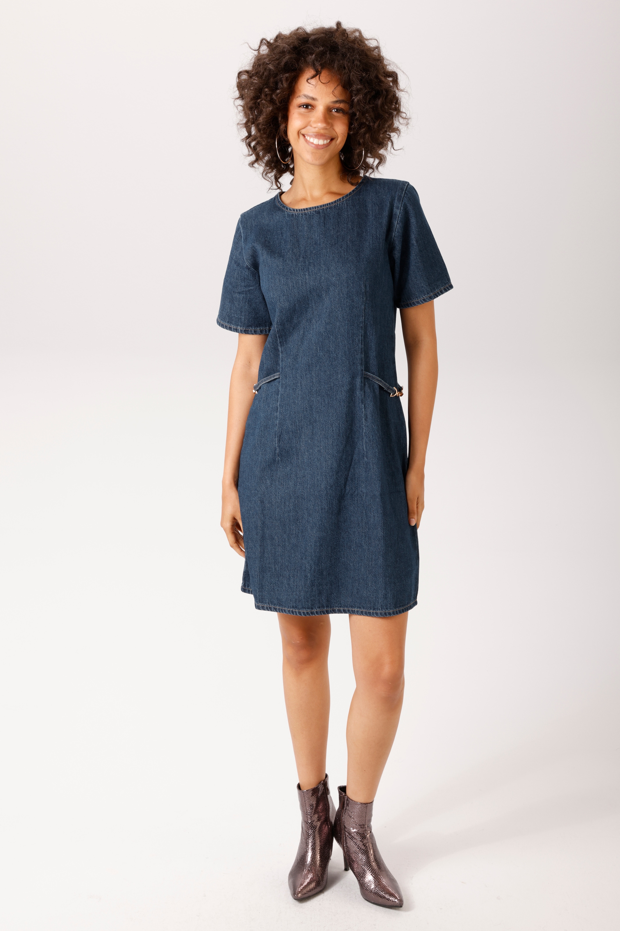 Aniston CASUAL Robe en jean avec éléments décoratifs dorés sur les côtés - NOUVELLE COLLECTION