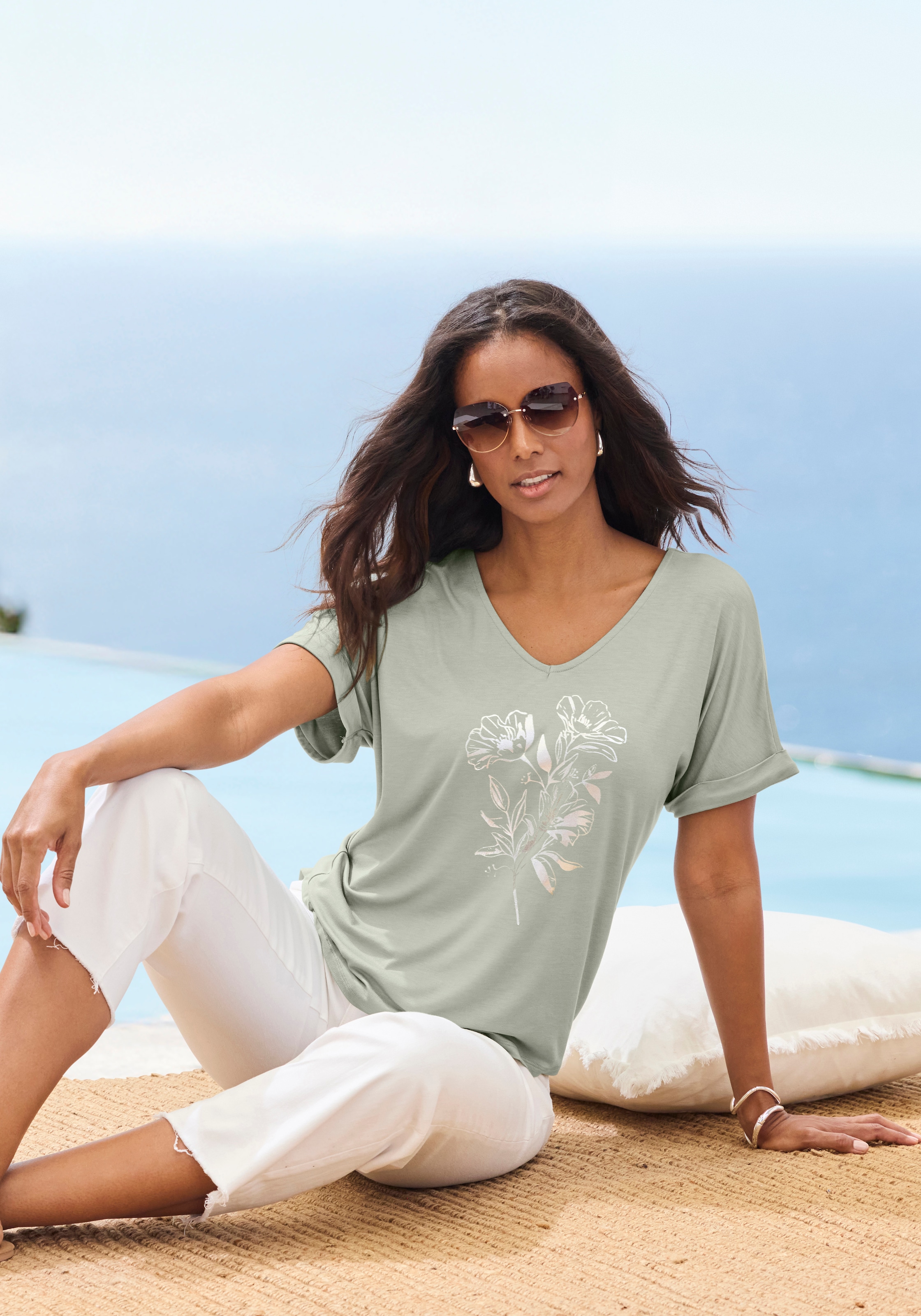 LASCANA Kurzarmshirt »mit schimmerndem Print« aus weichem Viskose-Stretch