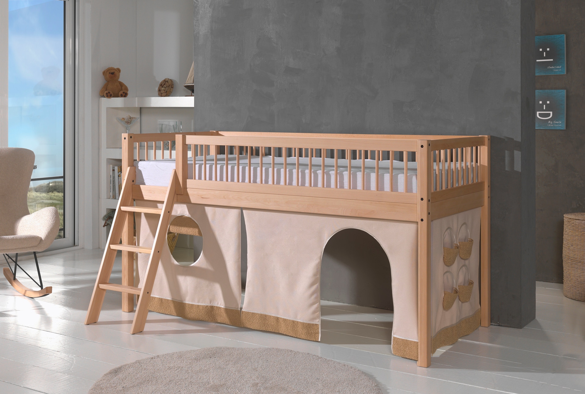 Vipack Lit de jeu »Forrest mit hochwertiger und stabiler Verarbeitung, Made in Europe« Lit mi-haut avec sommier à lattes, 90/200 cm, protection anti-chute et échelle,  Version hêtre massif naturel, rideau textile 3 pièces inclus