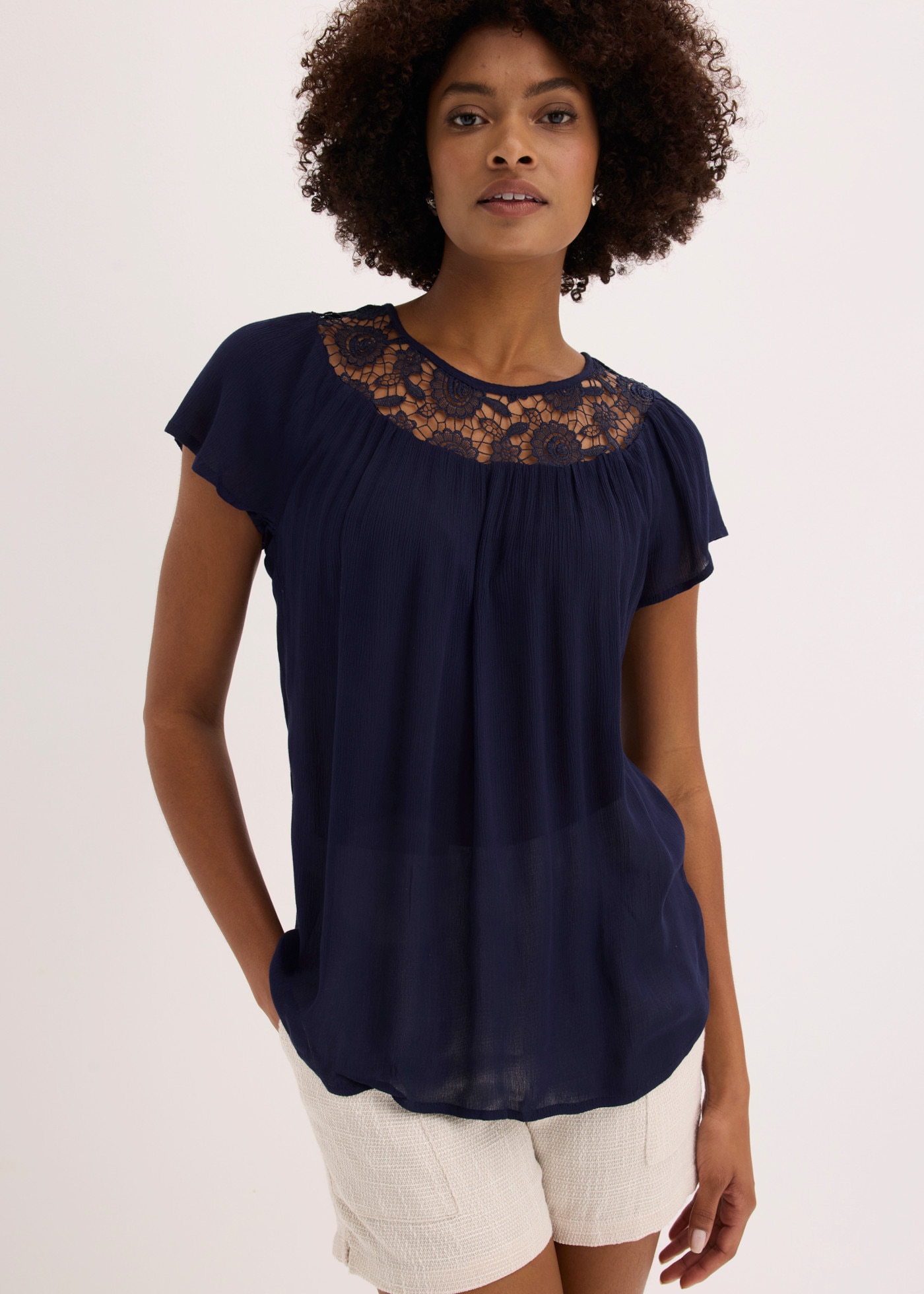 bonprix Blouse à manches courtes »Bluse aus reiner Viskose« coupe confortable, crêpe en viscose, avec superbe insert en dentelle