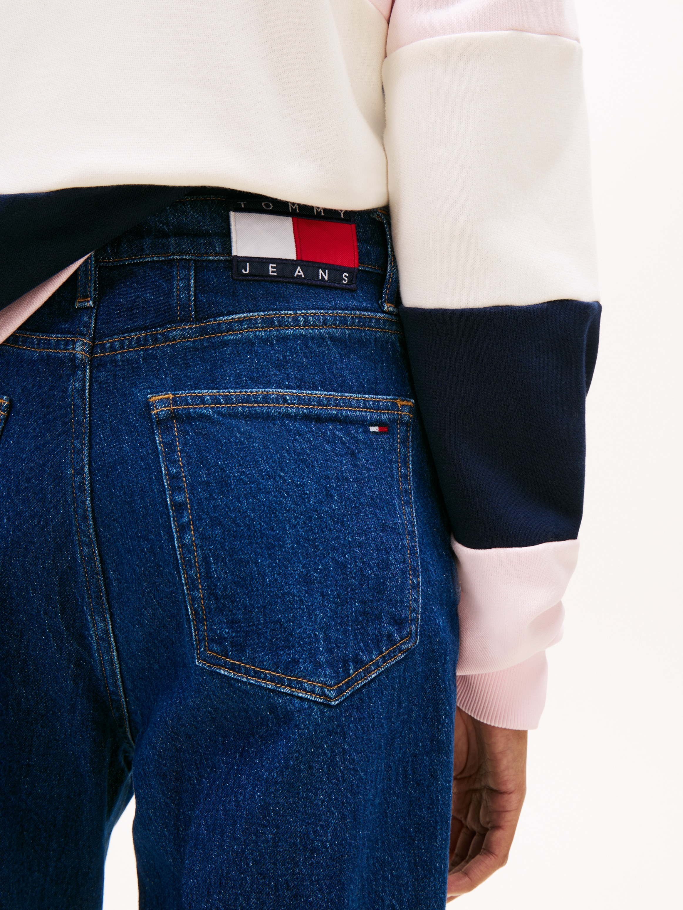 Tommy Jeans Jeans mom »MOM JEAN UH TPR« mit Logo-Stickereien, in knöchelfreier Länge