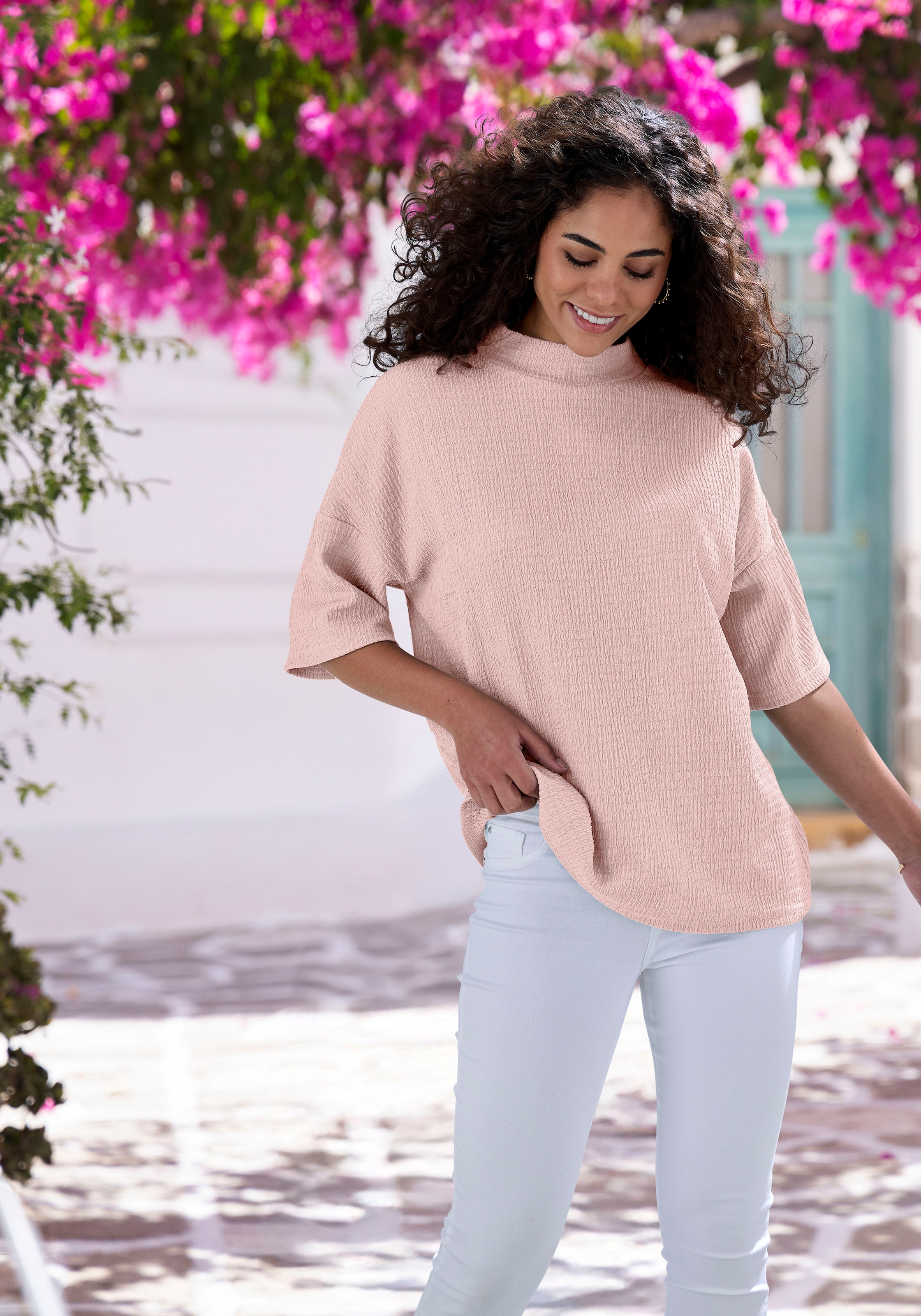 LASCANA T-shirt à manches courtes »mit Stehkragen« en crêpe aéré, infroissable