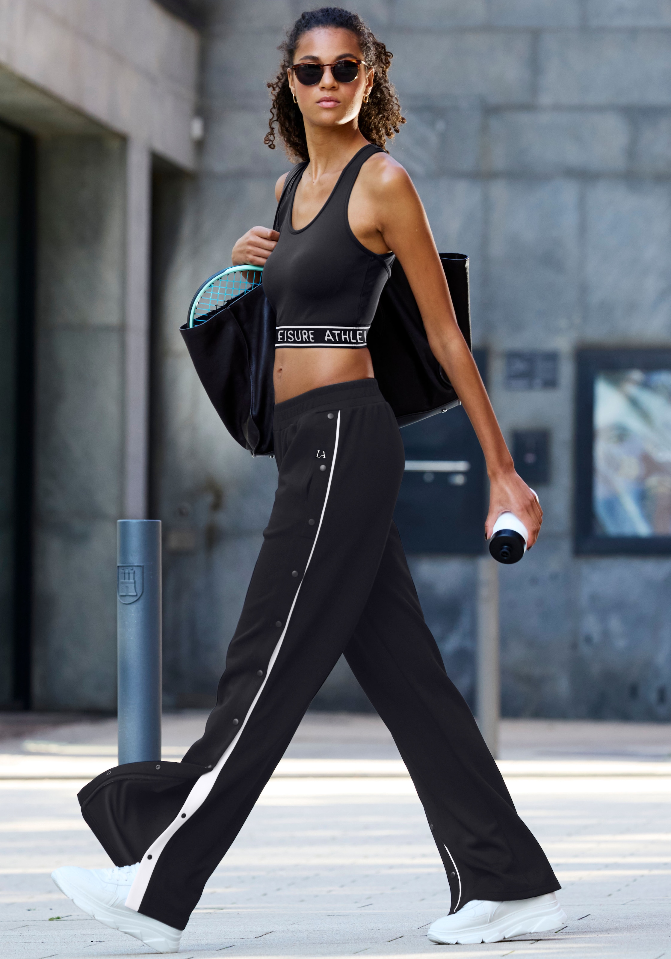 LASCANA ACTIVE Crop-Top avec dos tendance et insert en mesh