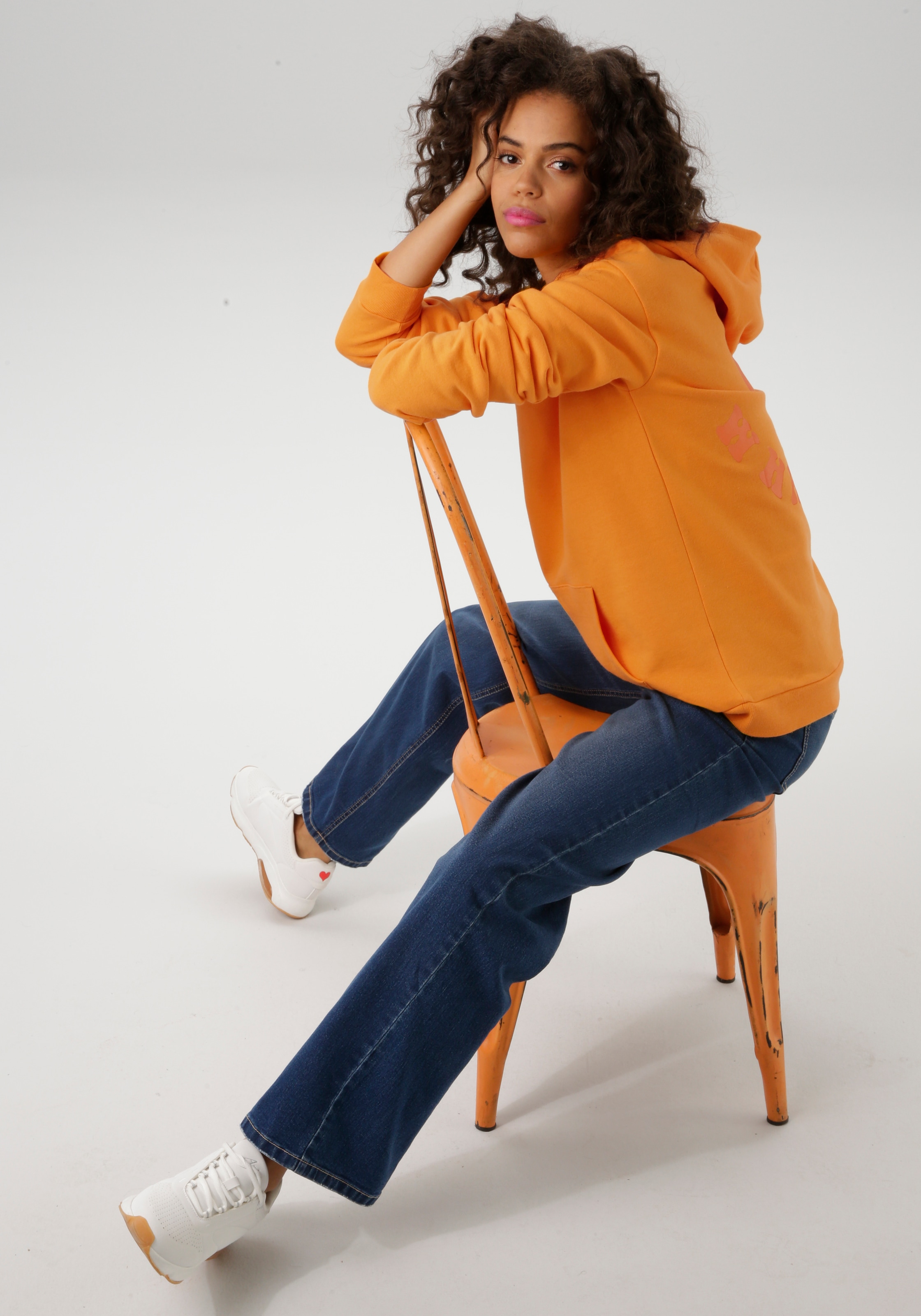 Aniston CASUAL Kapuzensweatshirt , mit Smiley im Rücken
