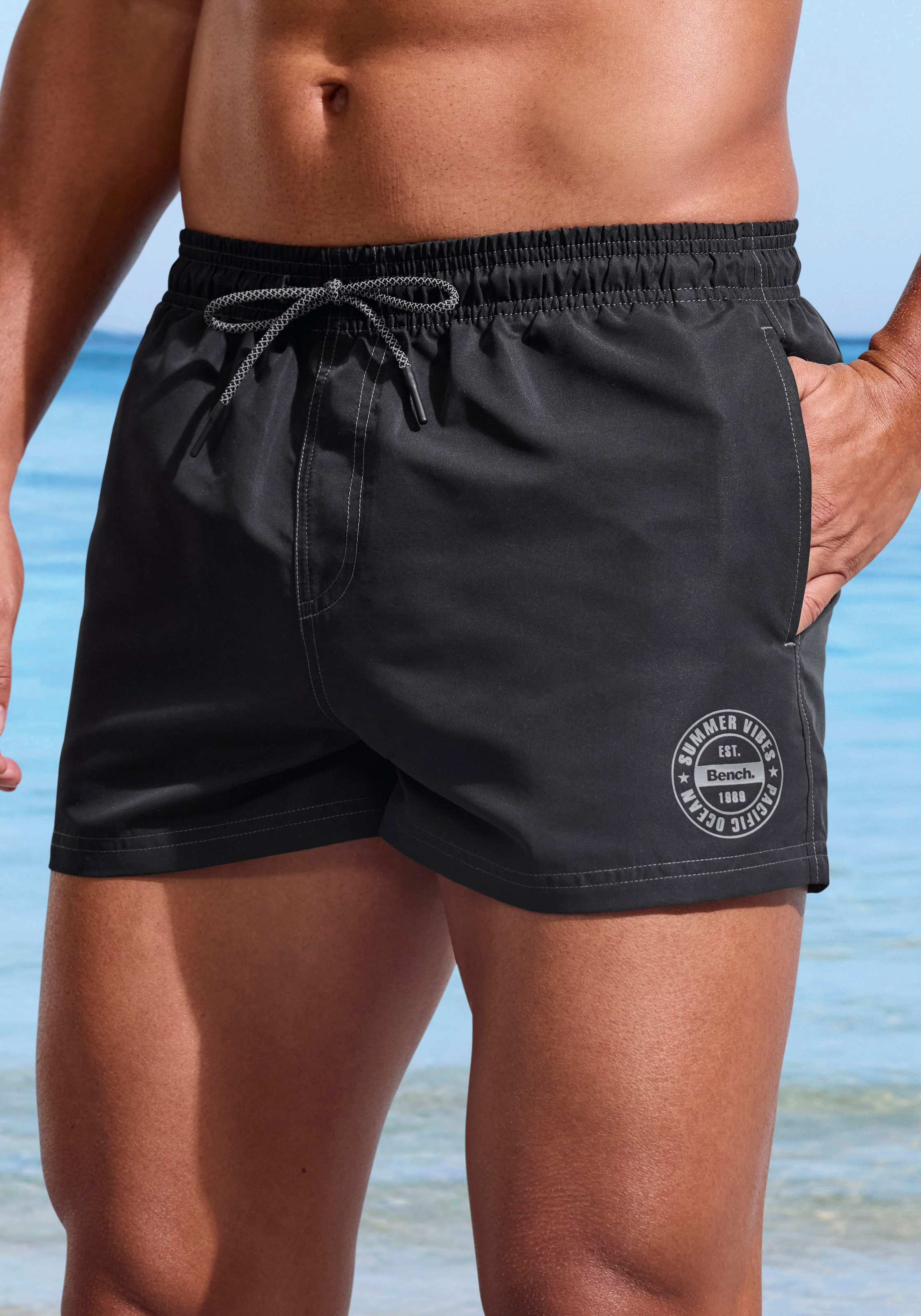 Bench. Badeshorts mit Logodruck