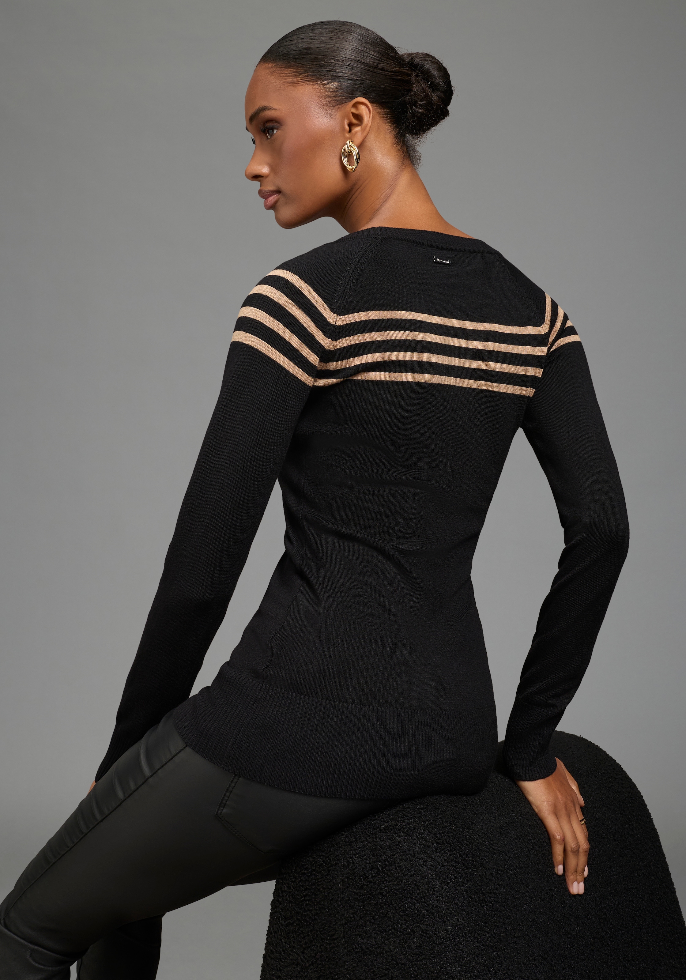 Bruno Banani Strickpullover »mit Zierknöpfen und Streifen-Design« mit Rundhalsausschnitt, figurbetonte Passform, hüftlange Form