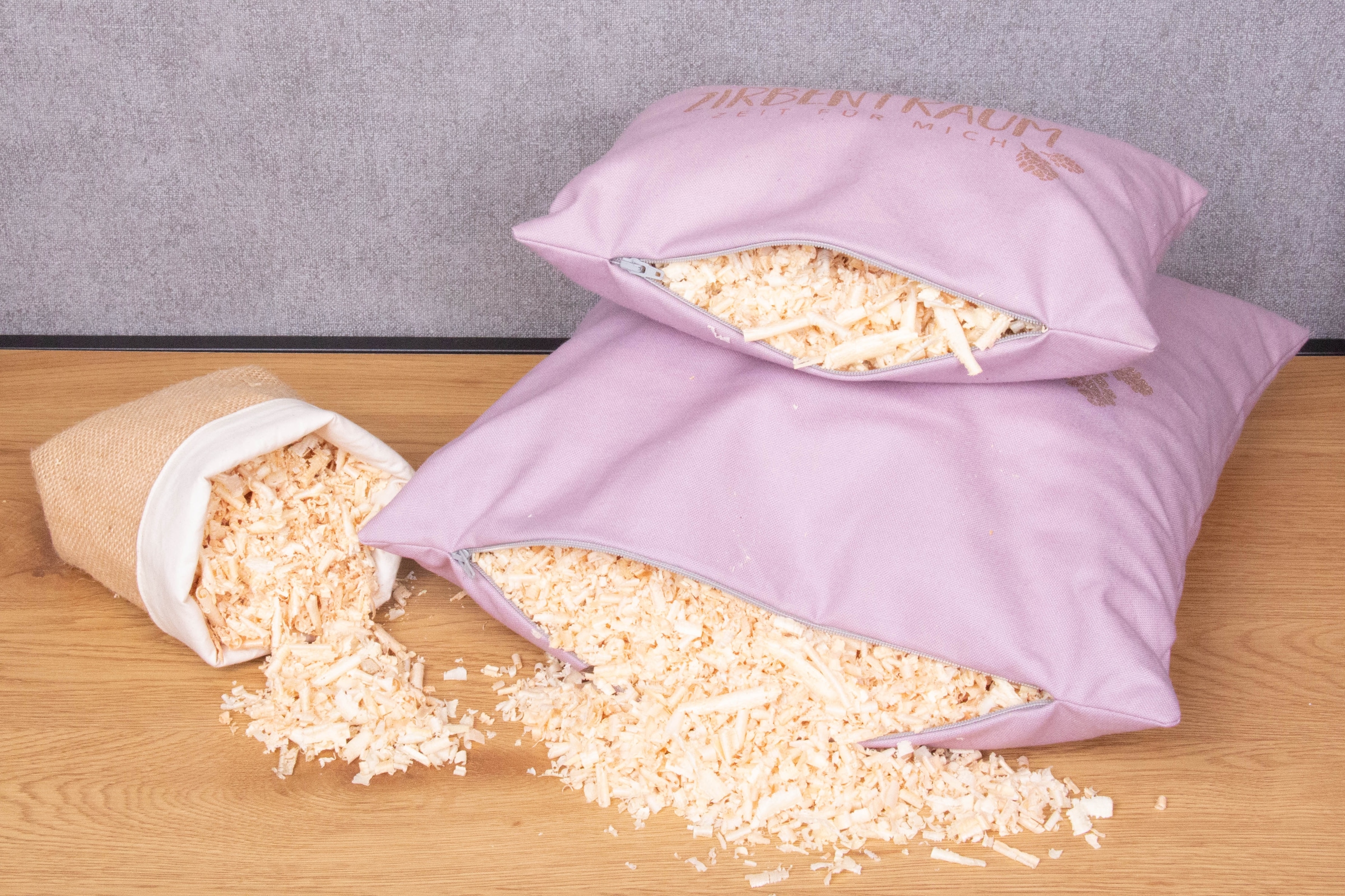 herbalind Zirbenkissen »Zirbentraum in Anthrazit/Roségold 30x20 mit Reissverschluss - Gefüllt« mit hochwertigen Zirbenholzflocken 100% Baumwolle - Made in Germany