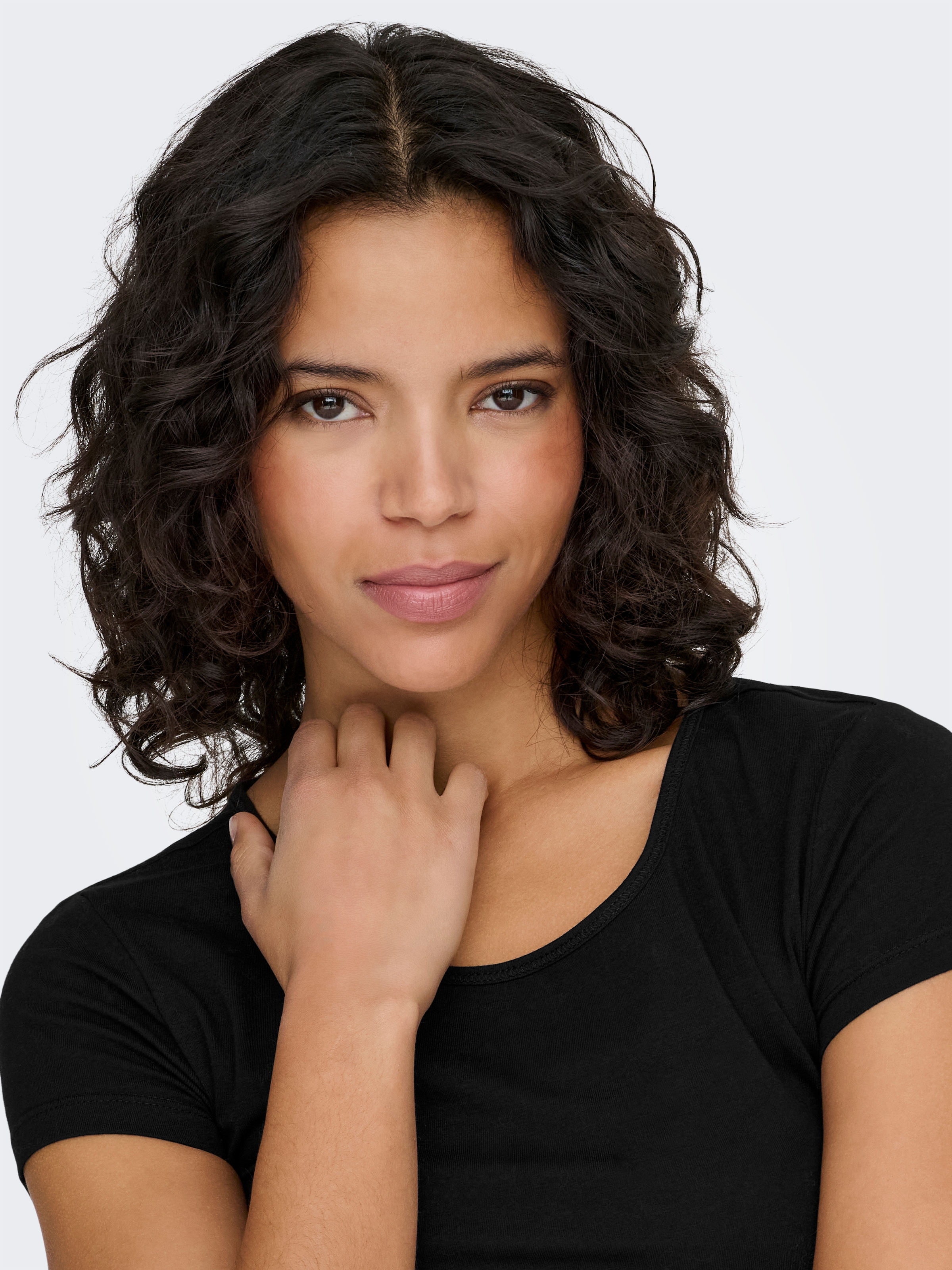 ONLY Shirt à col rond »ONLLIVE – Rundhalsshirt mit figurbetonter Silhouette« sehr figurbetont, modisch, Baumwollmischung, Jersey, tiefer Rundhals