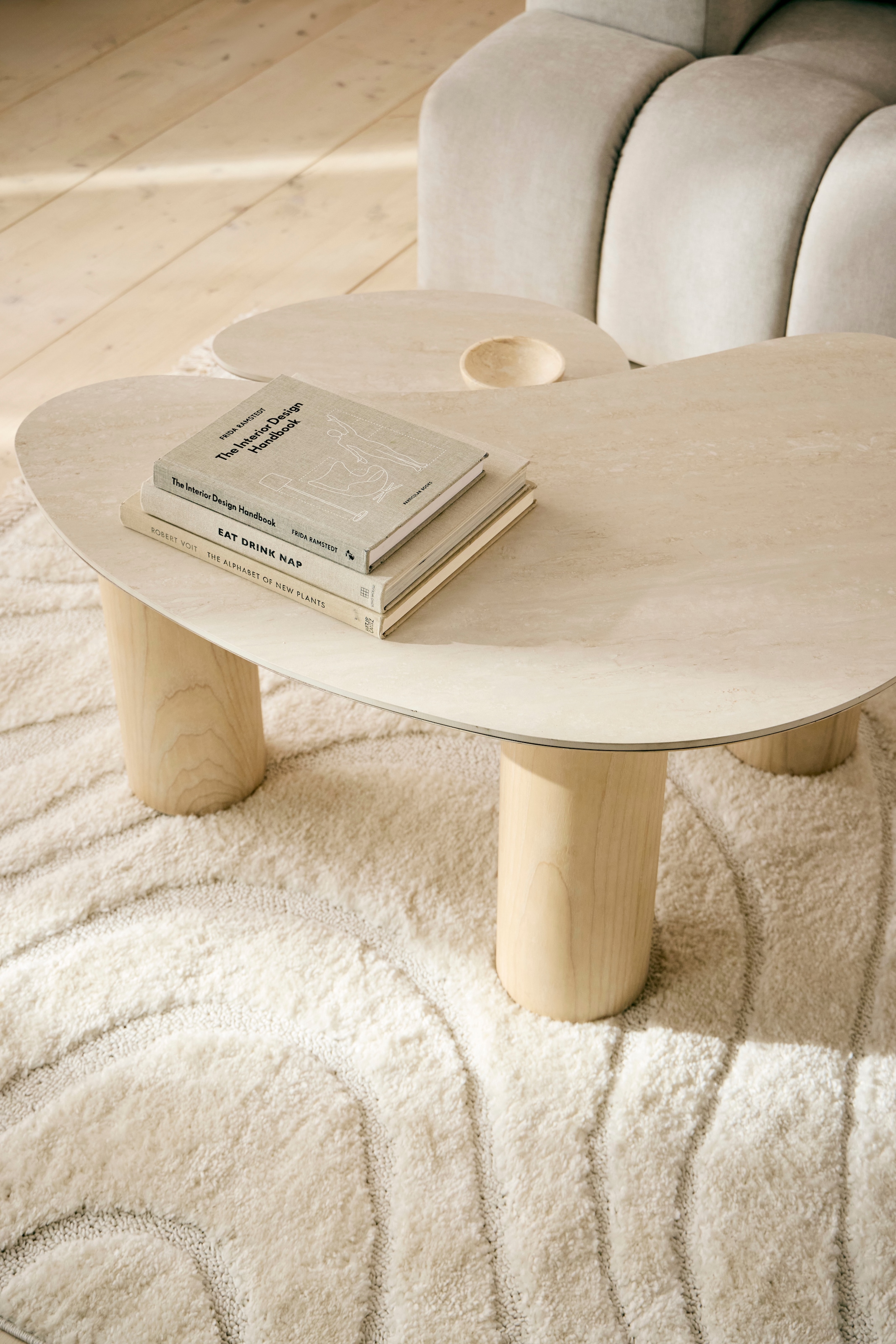 homsy by Ana Johnson Table basse »Laysy« Set, 2 cuis tlg. mit einer Keramikplatte und massiven Eschenholzbeinen