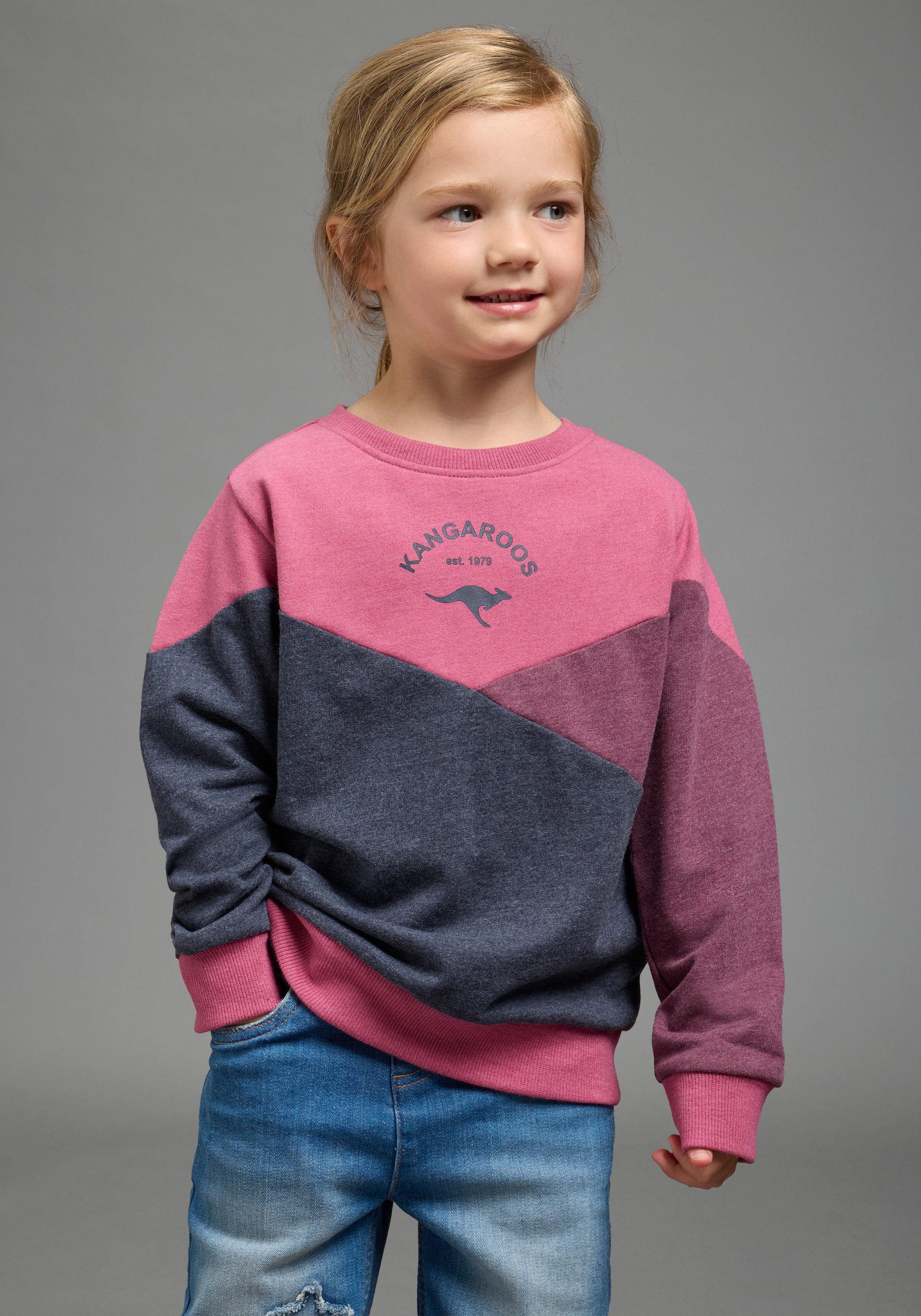 KangaROOS Sweat-shirt »Colorblocking für kleine Mädchen«, Manches longues, longueur hanche, coupe large, avec impression logo
