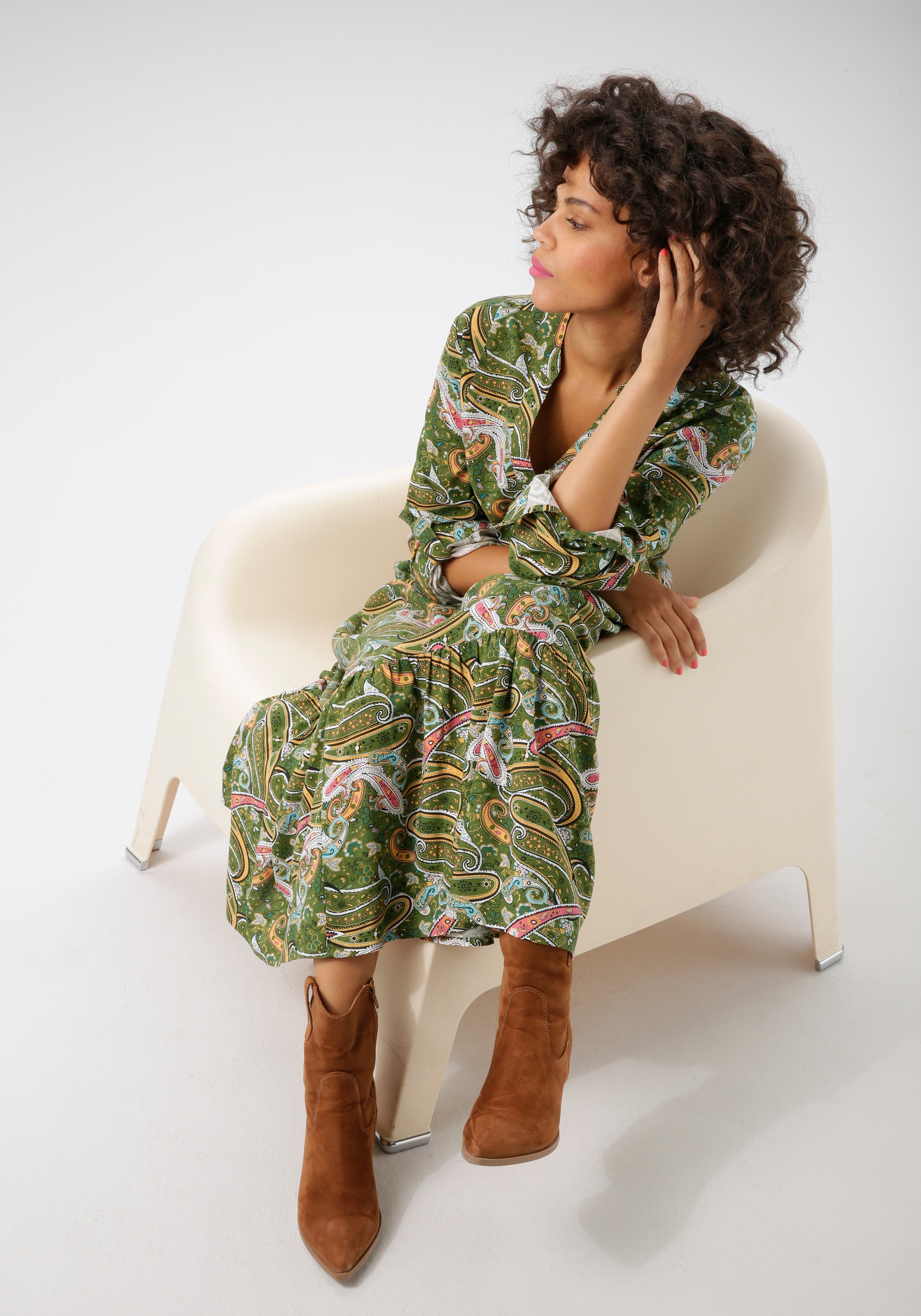 Aniston CASUAL Maxikleid mit farbenfrohen Paisley-Muster bedruckt