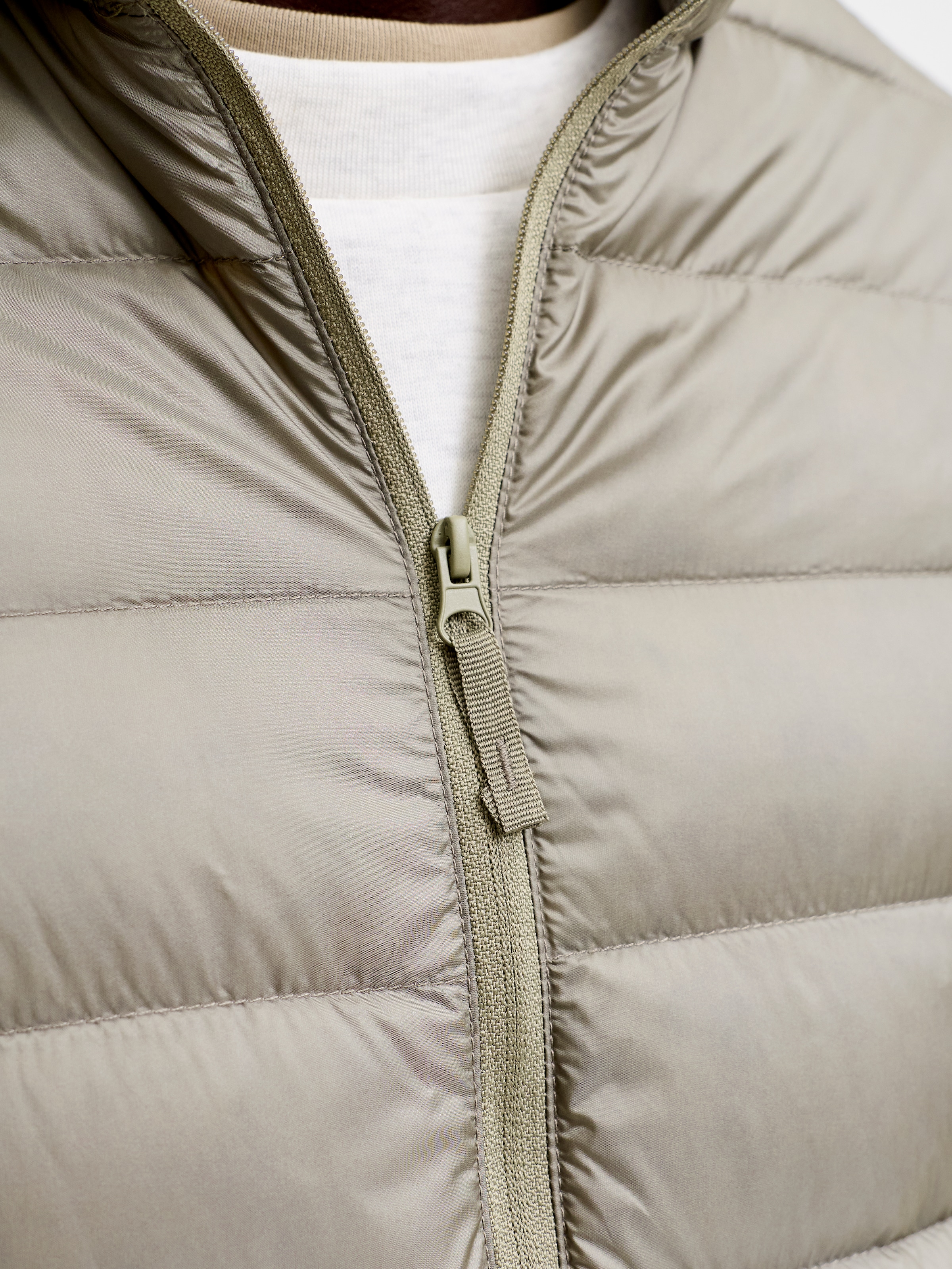 Jack & Jones Veste matelassée »JJEBERG LIGHT DOWN COLLAR PUFFER NOOS« fibre synthétique, coupe régulière