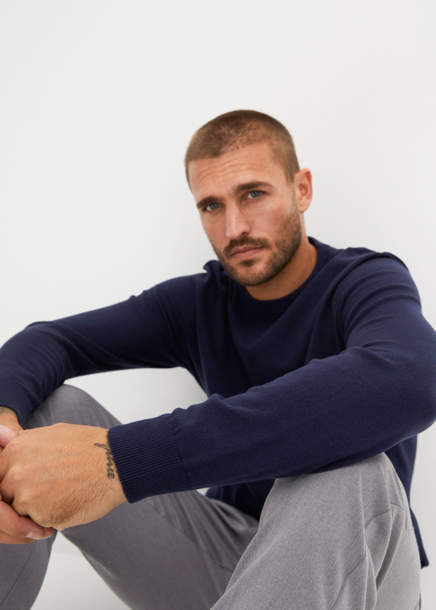 bonprix Pull en tricot aus Baumwolle und Polyamid, mit Rundhalsausschnitt, Regular Fit