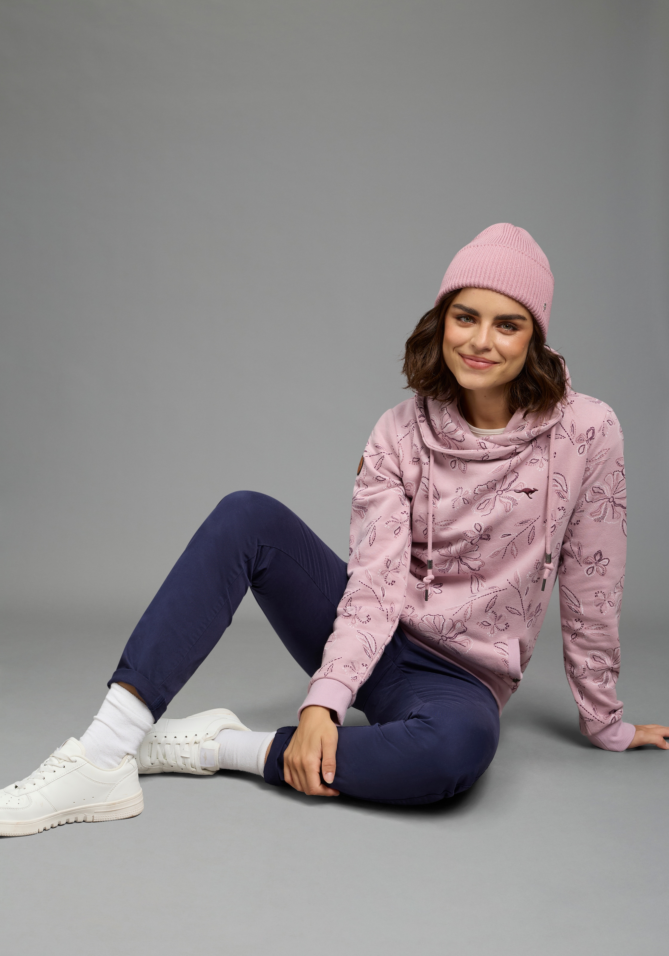 KangaROOS Sweatshirt , mit hohem Stehkragen, hüftbedeckende Länge, figurumspielende Passform
