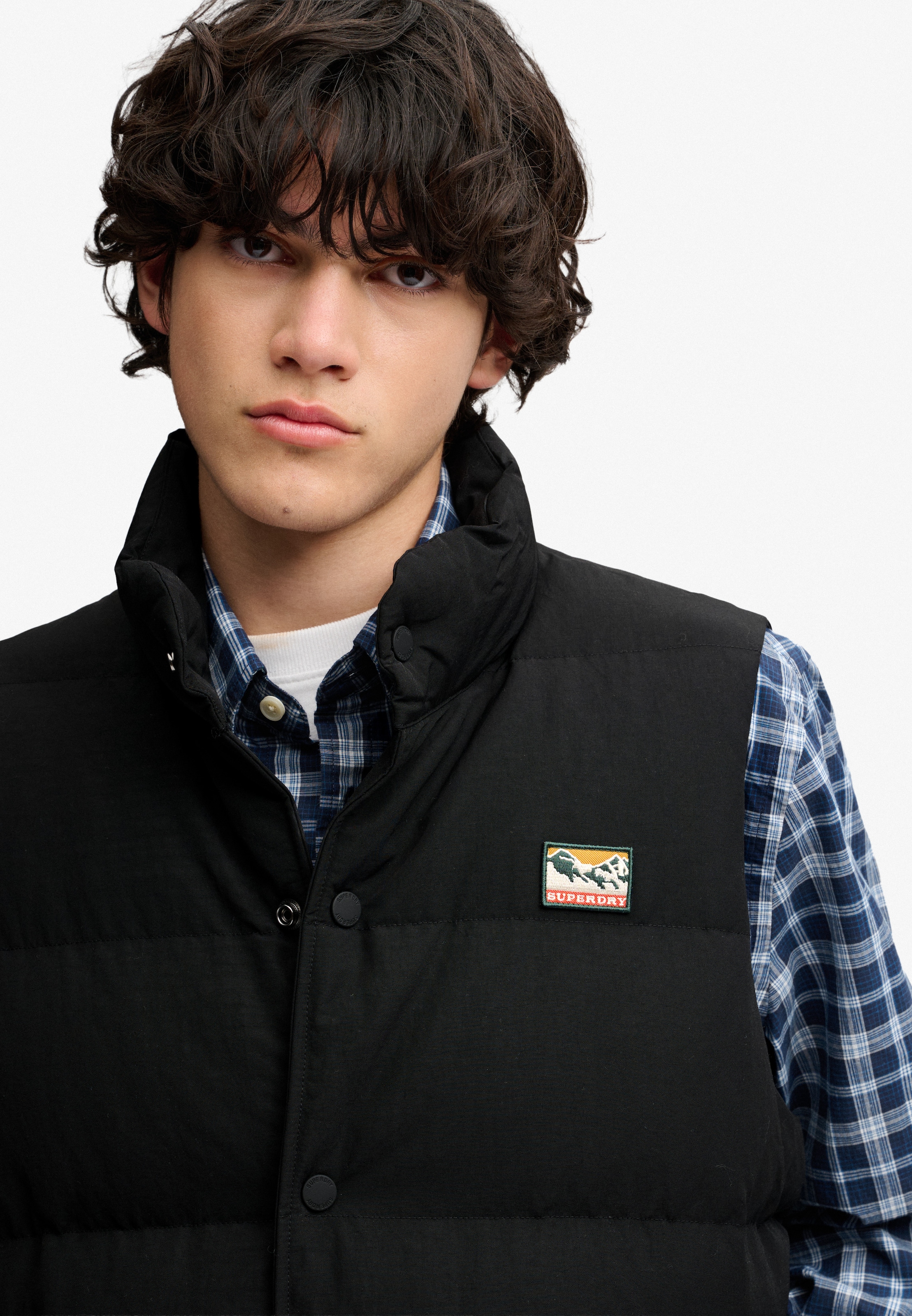 Superdry Gilet matelassé »NON HOOD SHORT EVEREST GILET« avec dessus en nylon, Regular Fit, longueur normale