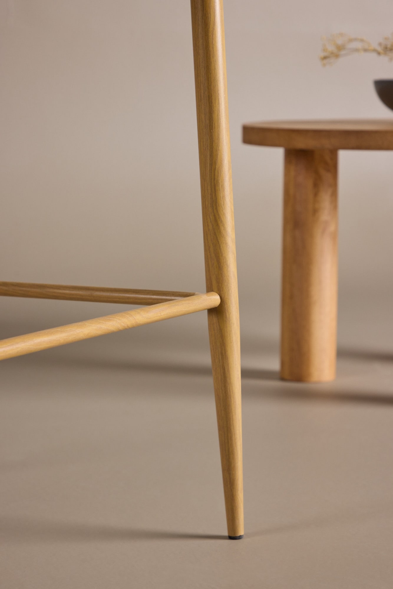 Venture Home Tabouret de bar »Plaza, 2er-Set Barhocker in Dunkelgrau-Stoff, Eichen-Beine, 120 kg« Ensemble, 2 cuis tlg. Tabouret de bar, revêtement en tissu, pieds métal effet bois, repose-pieds, moderne