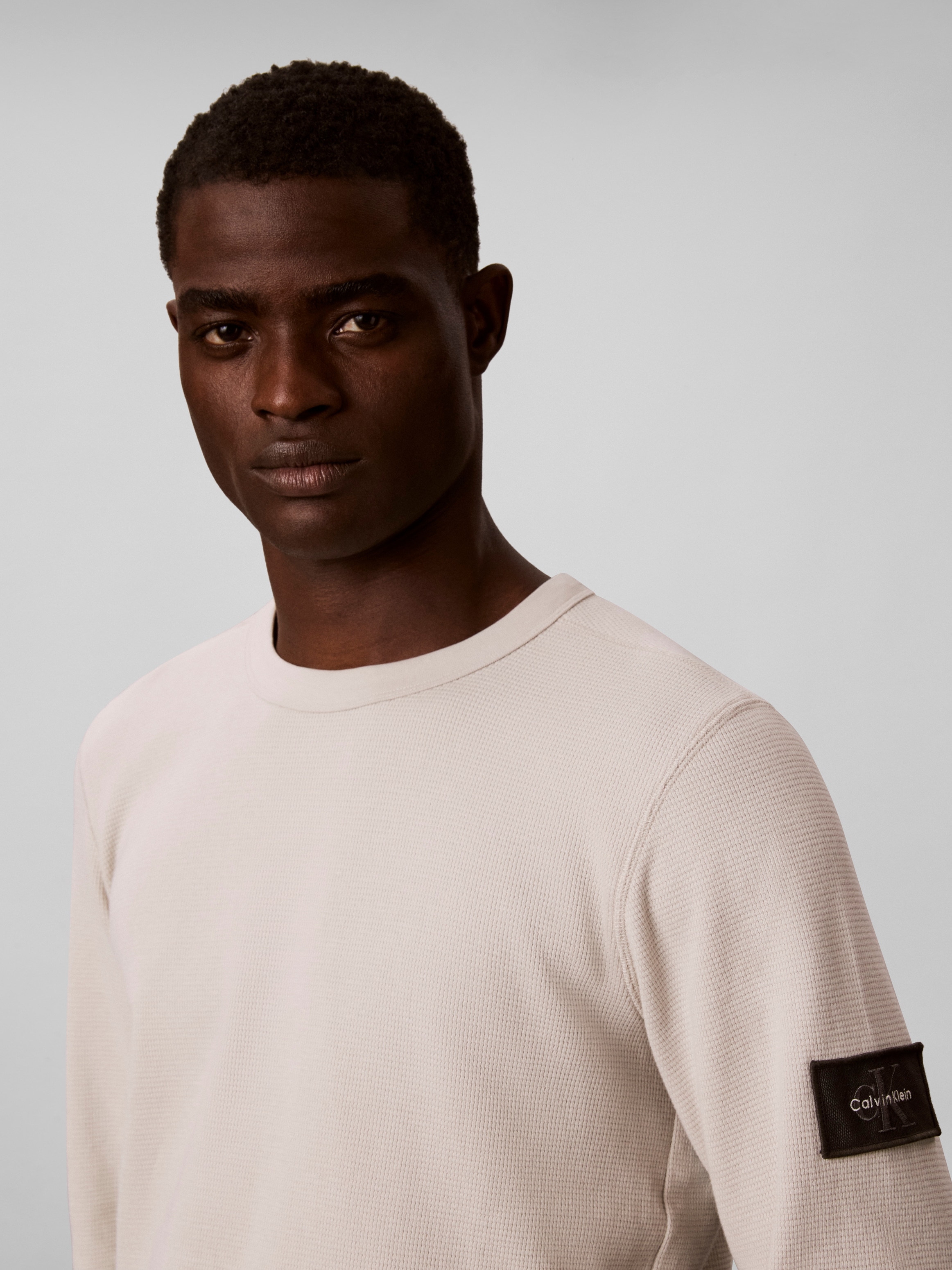 Calvin Klein Jeans Langarmshirt »WAFFLE BADGE CREWNECK TEE« Regular fit, Badge, Rundhalsausschnitt