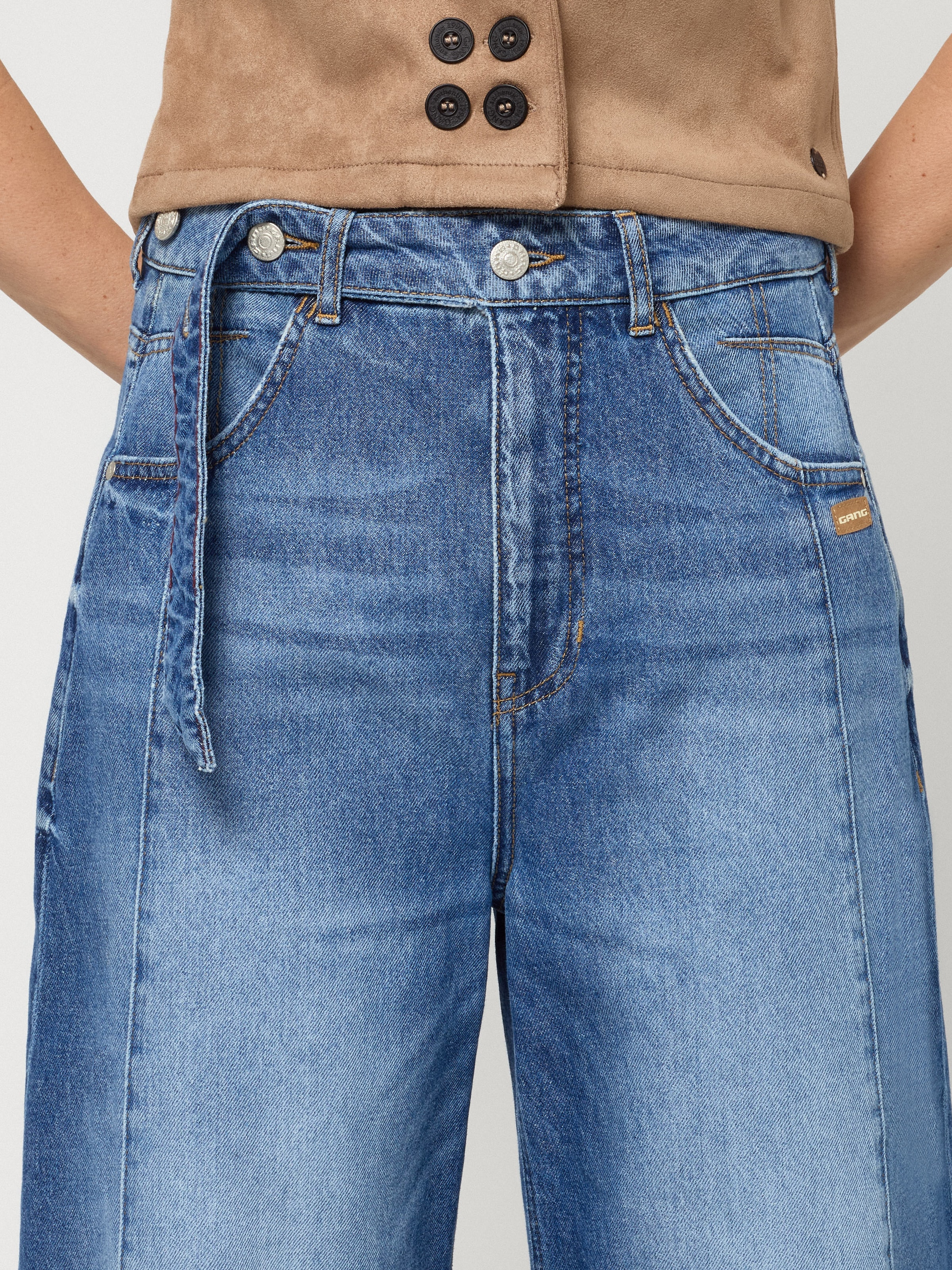GANG Jeans loose fit »94SARINA SEAM« avec couture de séparation devant et ceinture en denim à bouton
