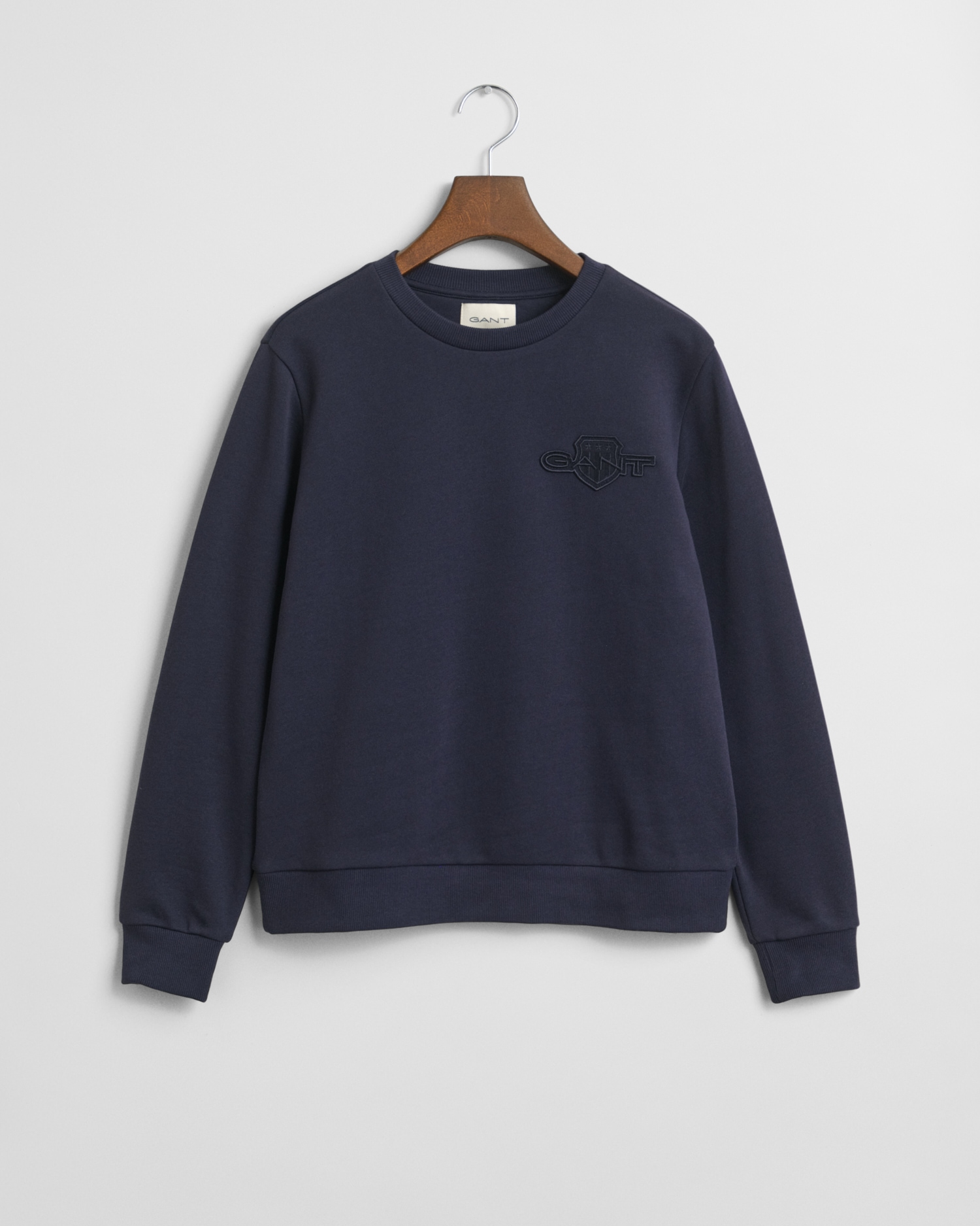 Gant Sweatshirt »REG TONAL SHIELD C-NECK SWEAT« Ton in Ton Stickerei, Rundhals