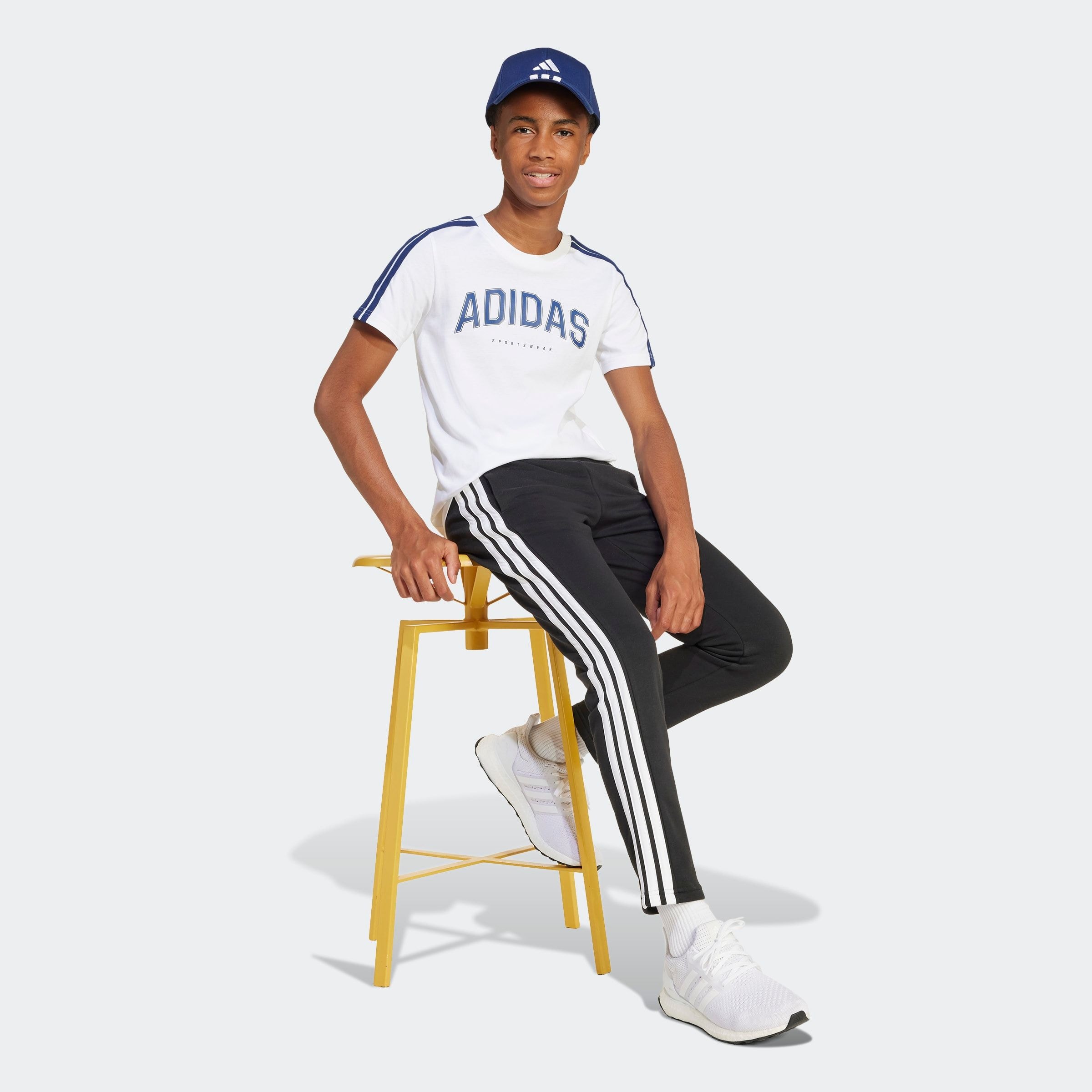 adidas Sportswear T-shirt »CODES COLLEGIATE GRAPHIC KIDS« mit auffälliger Grafik, bequeme Passform, aus Baumwolle