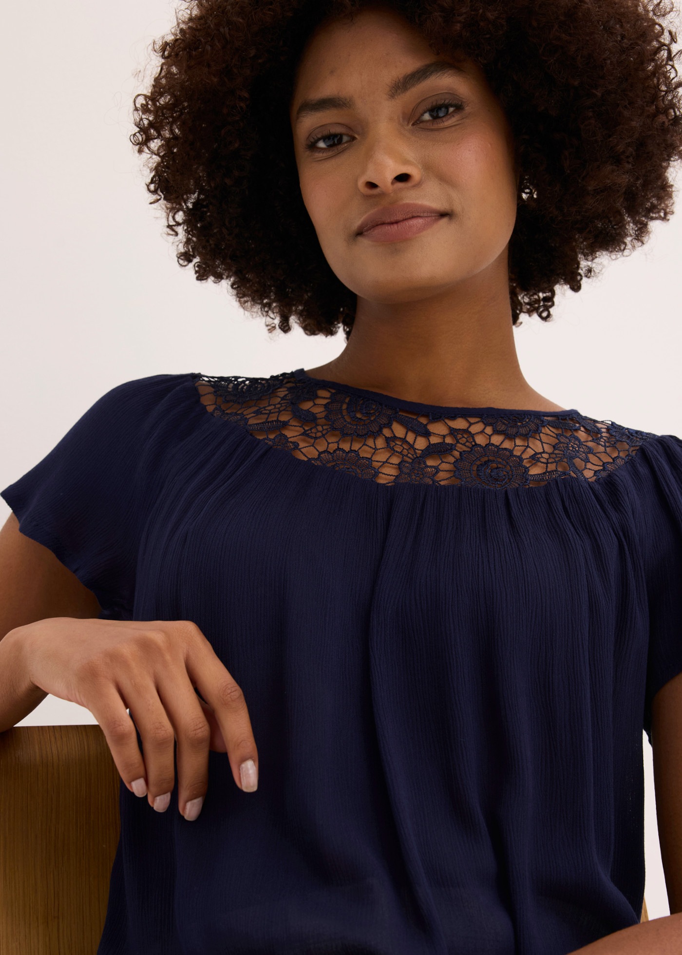 bonprix Blouse à manches courtes »Bluse aus reiner Viskose« coupe confortable, crêpe en viscose, avec superbe insert en dentelle