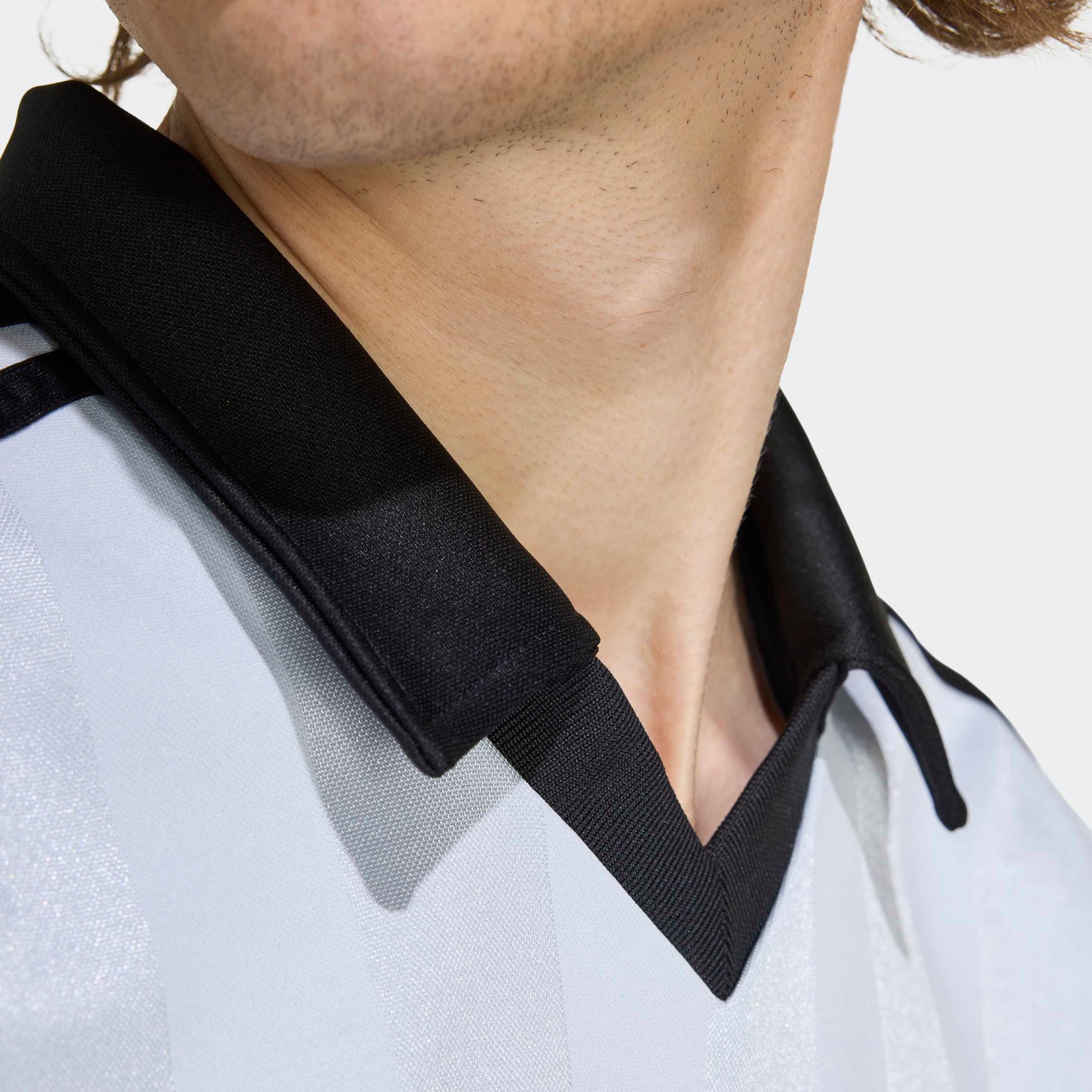 adidas Originals T-shirt »JSY« avec col en V, sans fermeture, en polyester