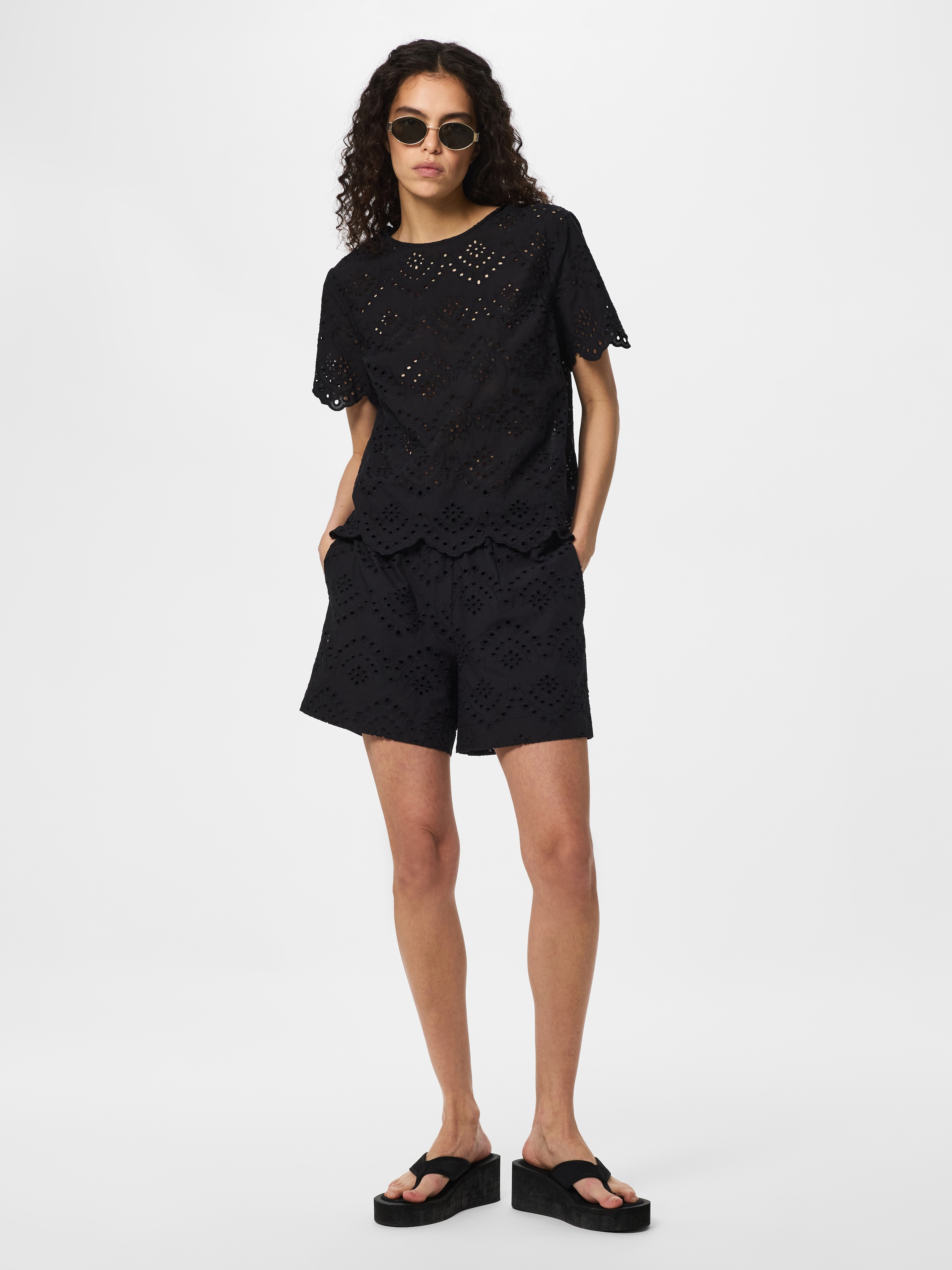 pieces Haut de chemise »PCVILDE SS TOP WVN NOOS« avec broderie ajourée intégrale