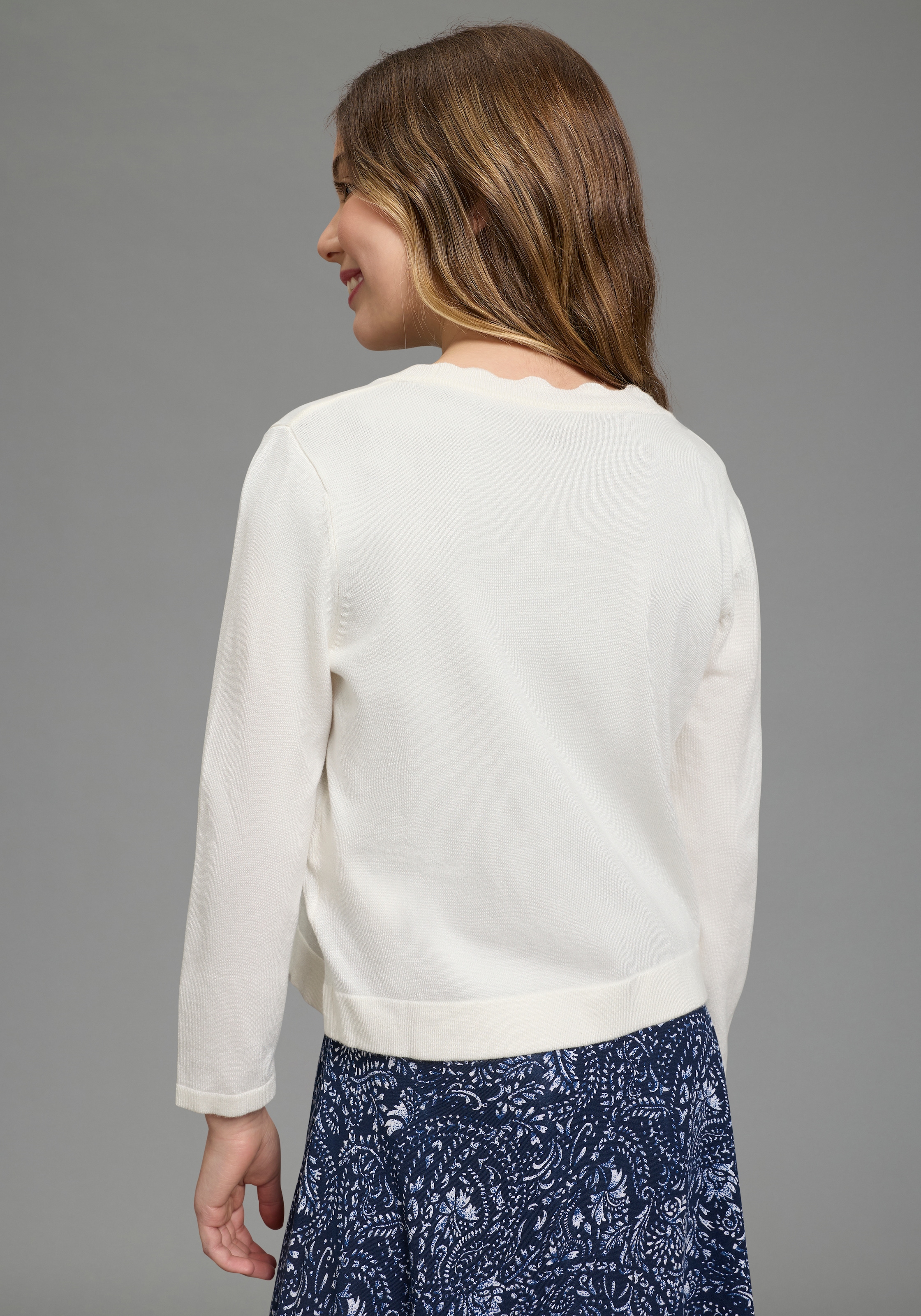 KIDSWORLD Veste en tricot »Strickjacke mit schöner Wellenkante« 1-Knopf-Form, Langarm, aus Feinstrick