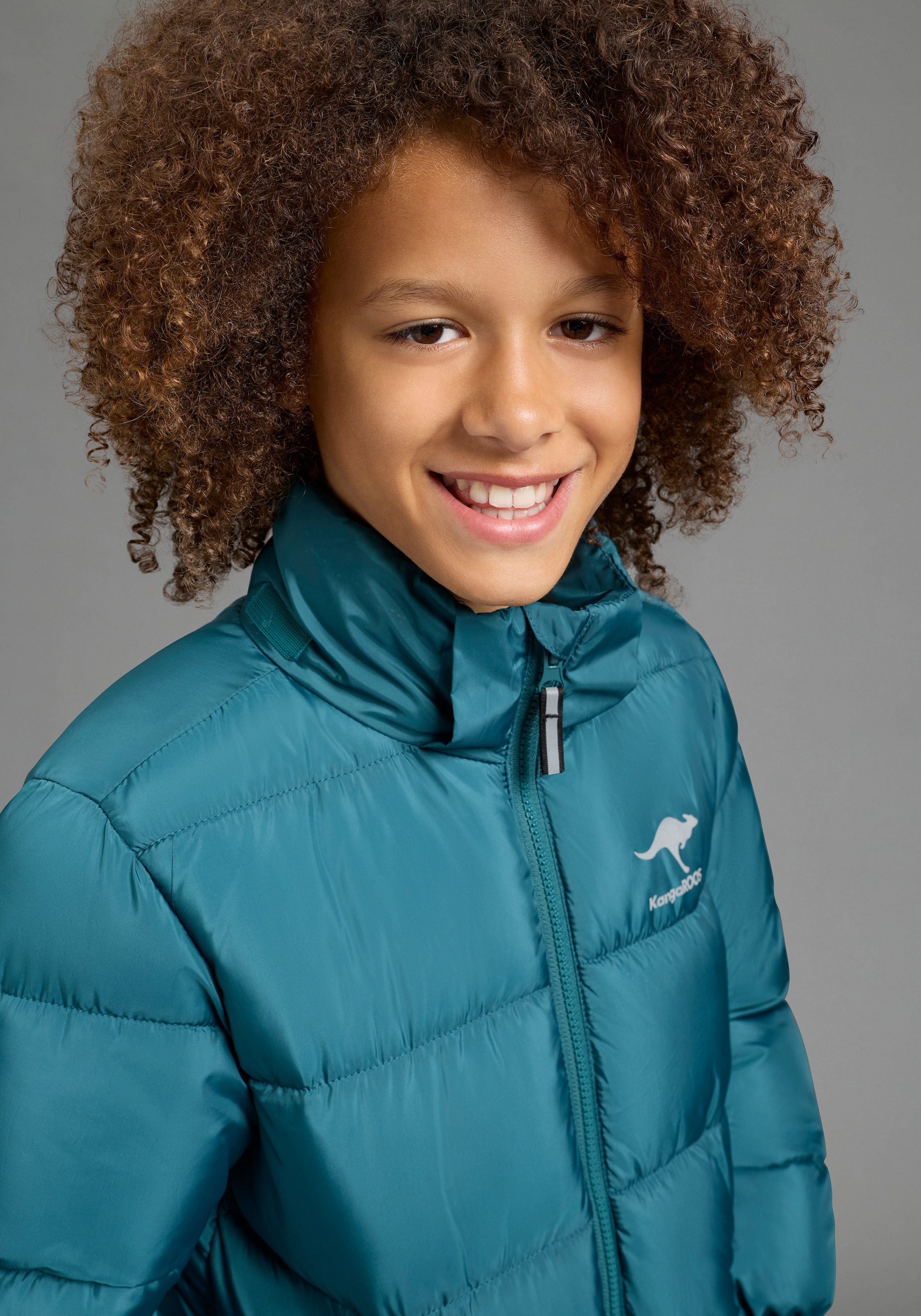 KangaROOS Veste d'hiver »warme Outdoor Steppjacke mit KangaROOS Print« avec capuche Veste chaude d’hiver avec imprimé logo réfléchissant