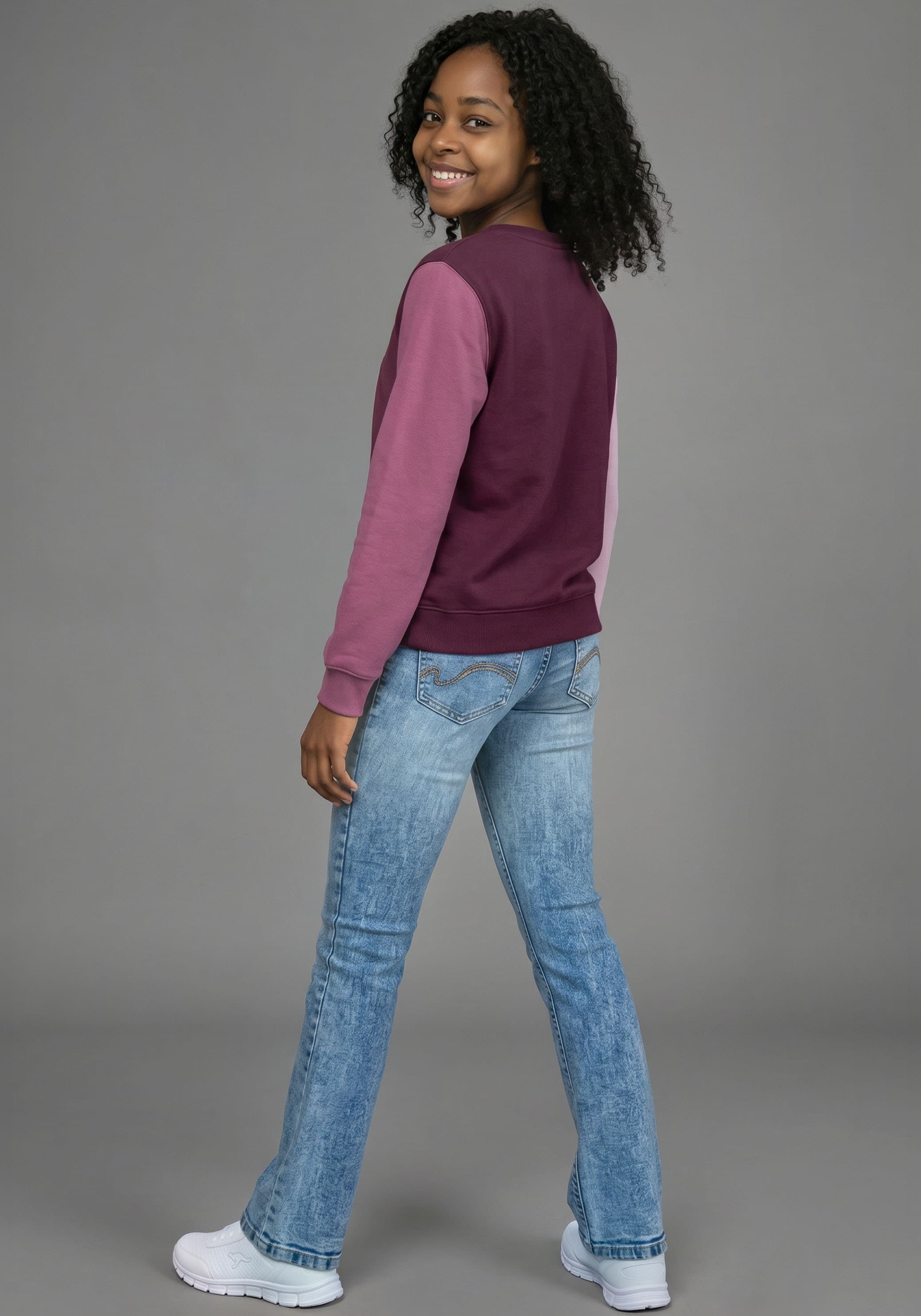 KangaROOS Sweatshirt »Sweatshirt mit kontrastfarbigen Ärmeln und KangaROOS Stickerei«, Colorblocking, aus Sweatware, in Basic-Passform, Mini-Me
