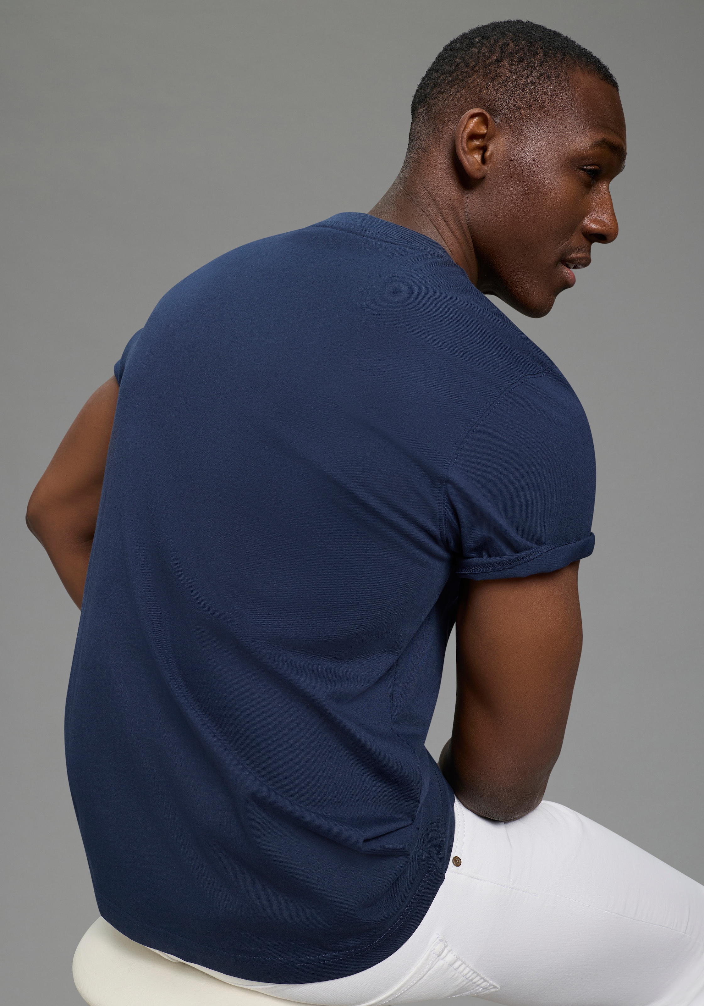 DELMAO Rundhalsshirt »Neue Kollektion!« normale Passform, kurzarm, bedruckt, mit Rundhalsausschnitt